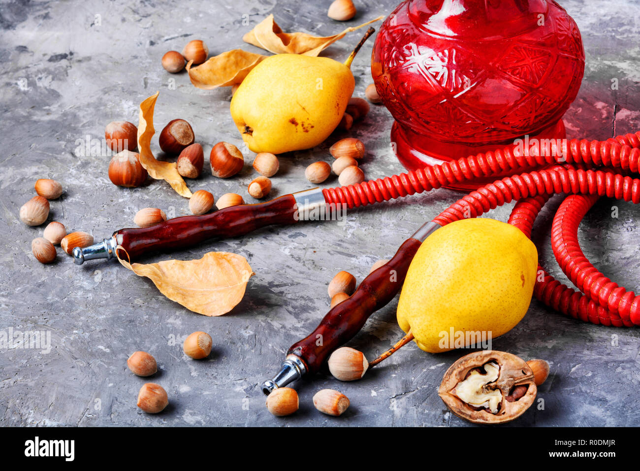 Oriental Rauchen Shisha Mit Zwei Mundstucke Mit Birne Geschmack Shisha Werbung Stockfotografie Alamy