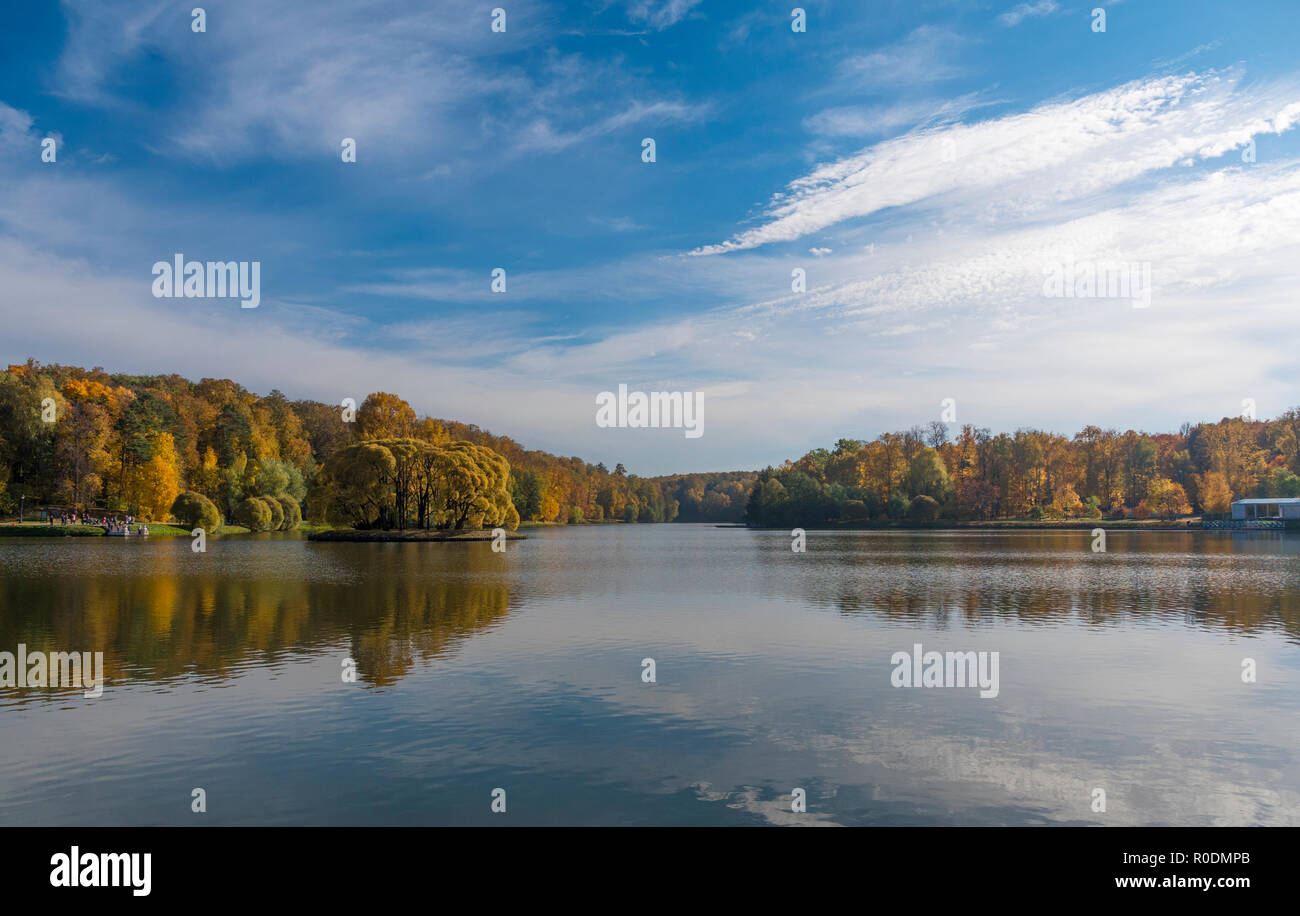 Herbst Laub mit Wasser Reflexion natürliche Landschaft Stockfoto