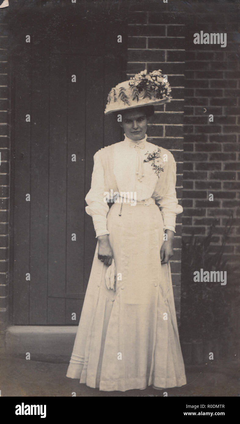 Jahrgang fotografische Postkarte an eine moderne Frau in einen schicken Hut. Stockfoto