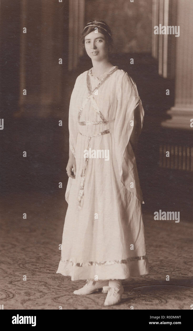 Vintage Portsmouth photographische Postkarte von einem Elegant gekleidete junge Dame. Möglicherweise eine Theatrical Performer. Stockfoto