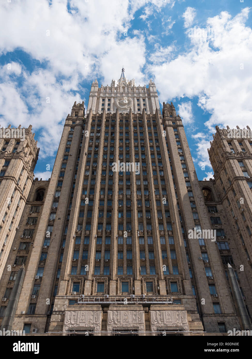 Das Hauptgebäude des Ministeriums für auswärtige Angelegenheiten ist einer der berühmten sieben Wolkenkratzer, im Stalinistischen Stil in Moskau Russland gebaut Stockfoto