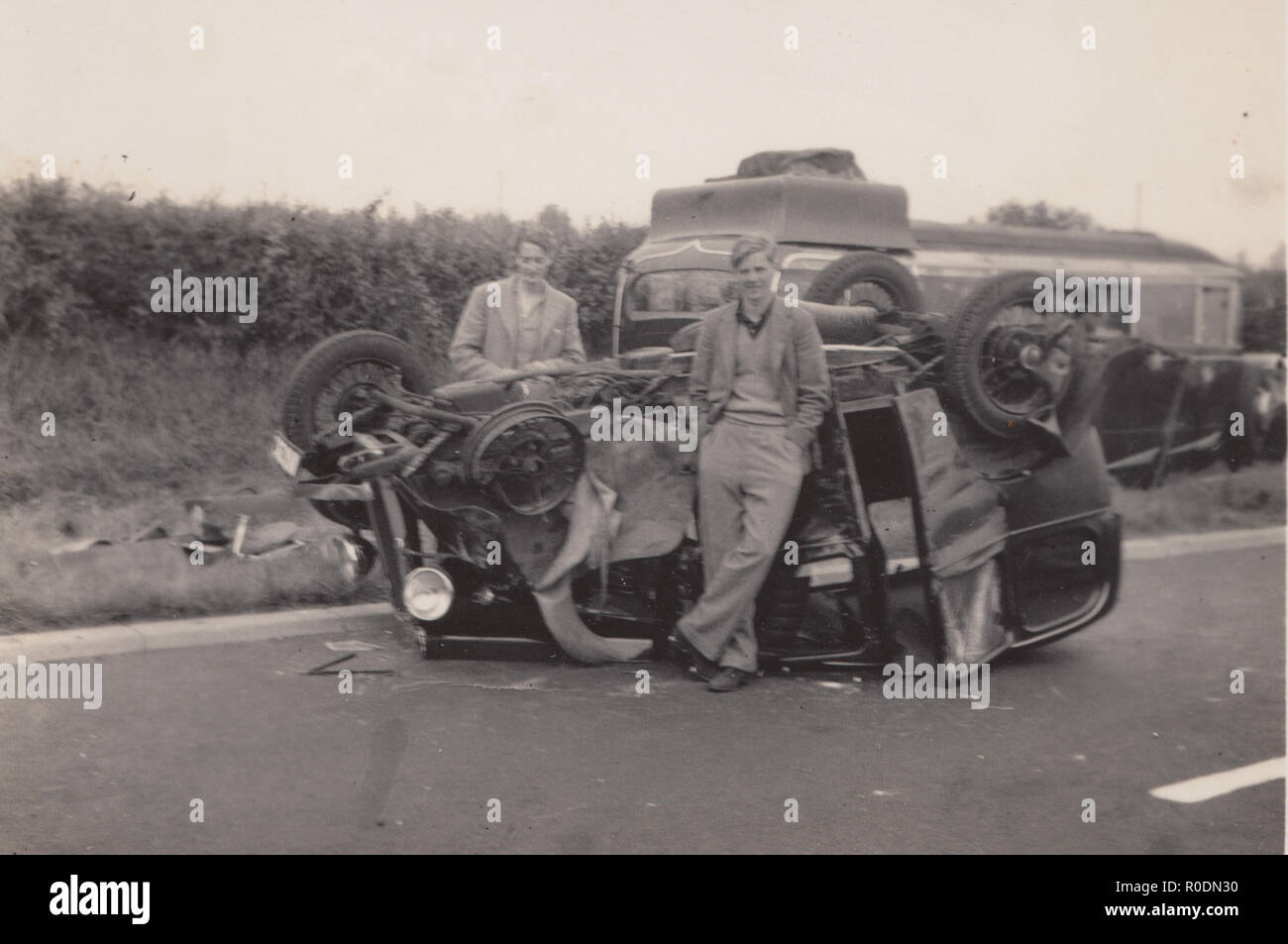 Jahrgang 1930 Foto, die Fahrer- und Beifahrerseite an der Szene von einem Verkehrsunfall Stockfoto