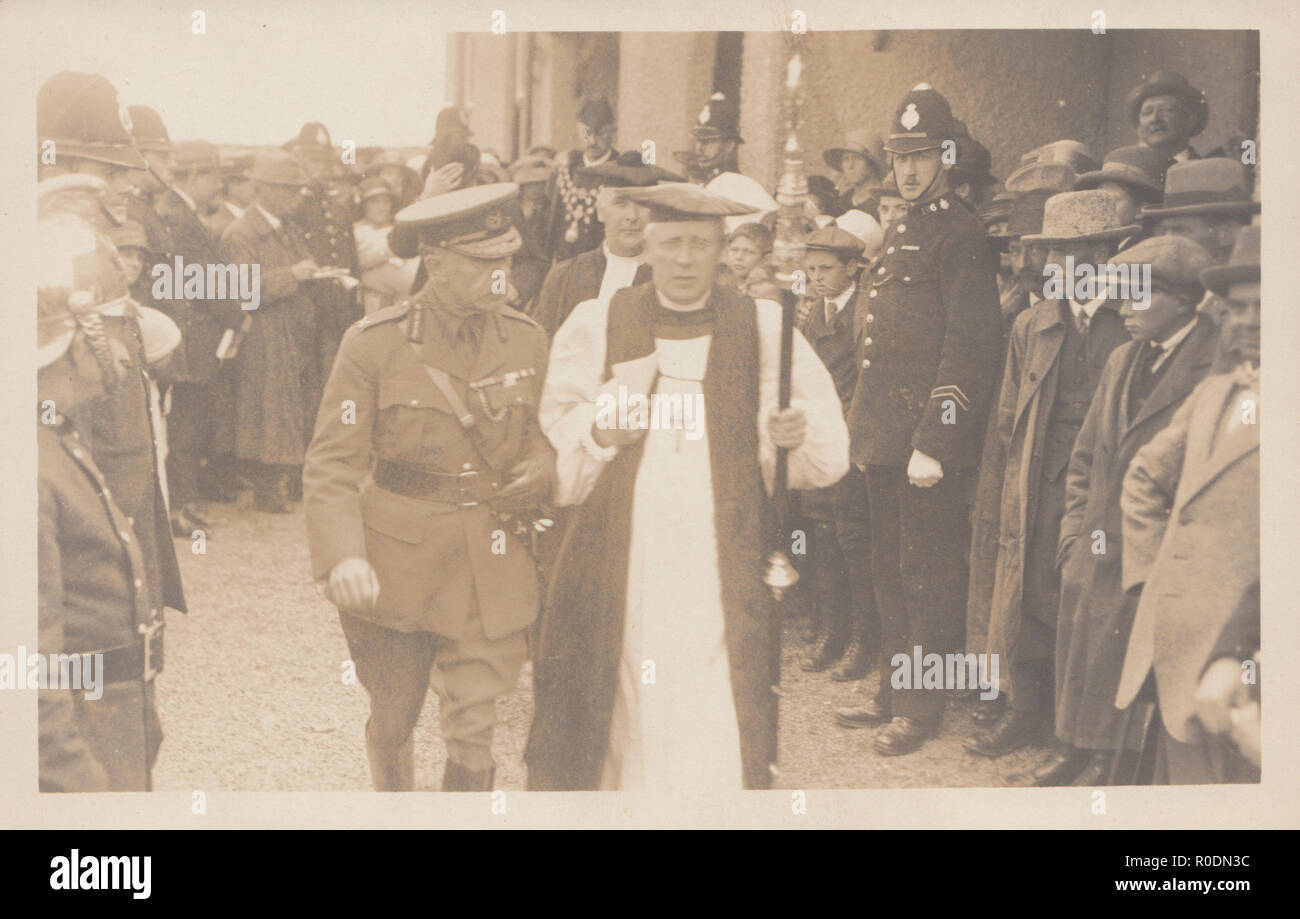 Jahrgang fotografische Postkarte eines britischen öffentlichen Veranstaltung mit dem Klerus, Militär, Feuerwehrleute, Würdenträger und Polizisten. Stockfoto