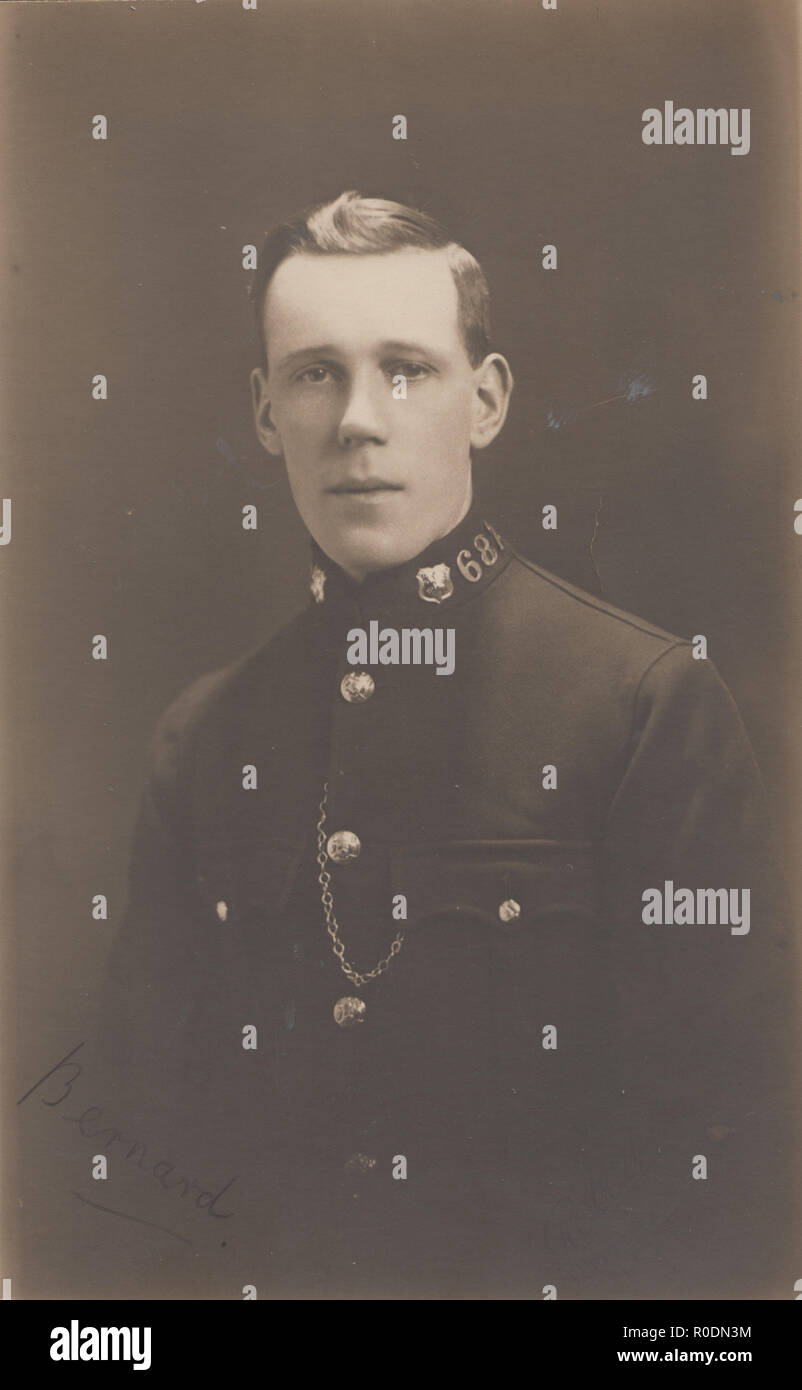 Jahrgang 1924 Leeds photographische Postkarte von einer britischen Police Constable. Kragen Nr. 68? Stockfoto