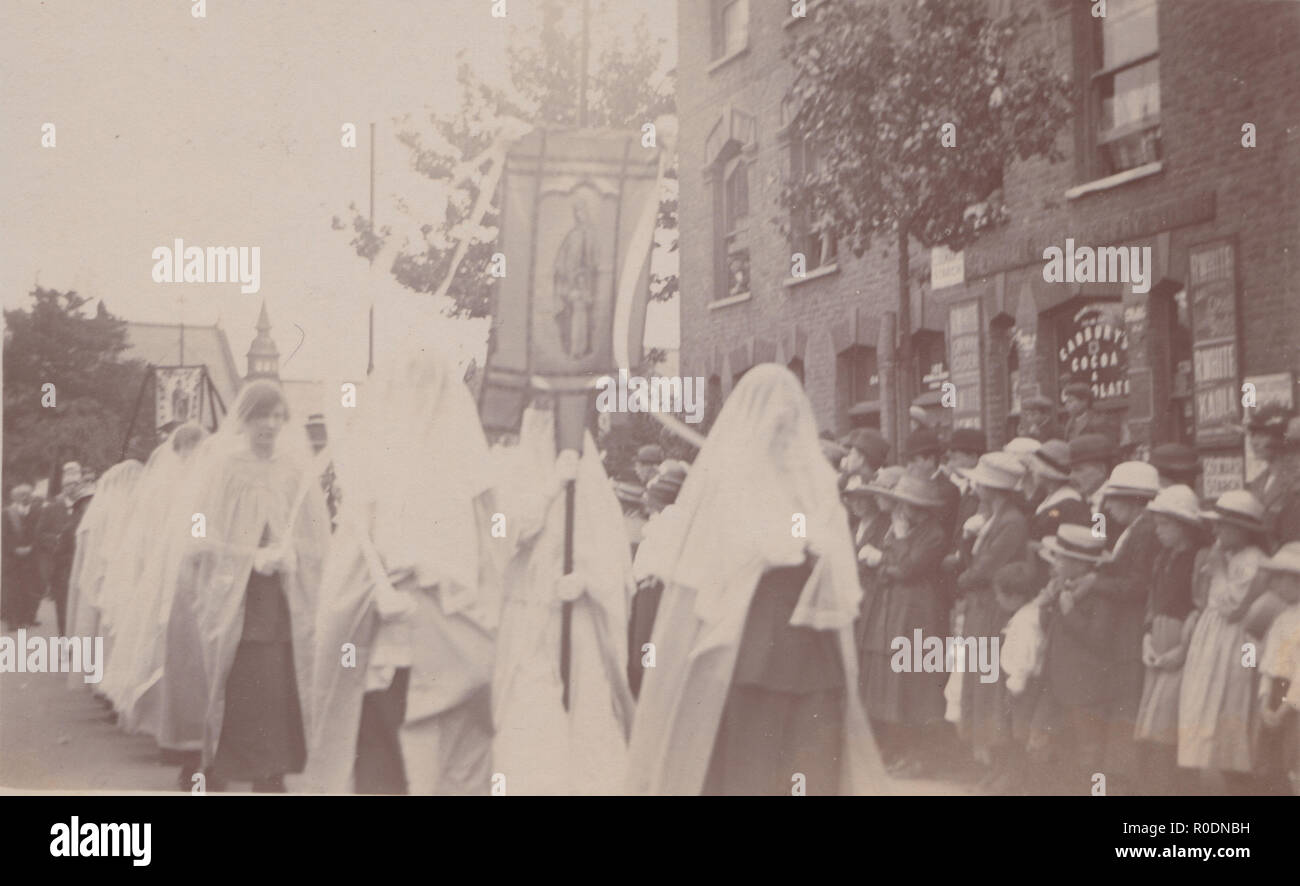 Vintage Walthamstow, London photographische Postkarte eines religiösen Parade mit Massen die Straße säumen. Stockfoto