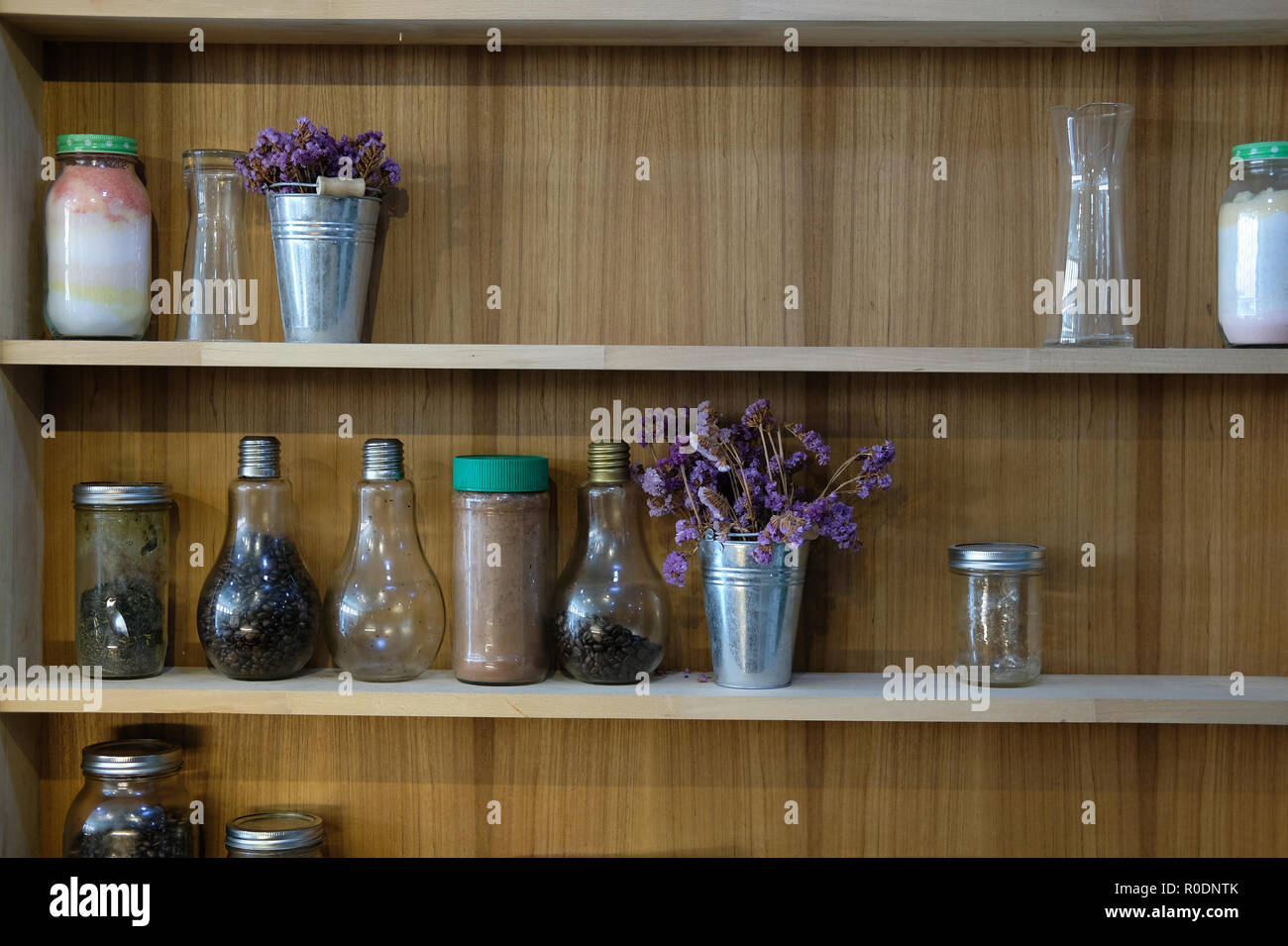 Kaffeebohne in Glas Flasche im Regal im Cafe Stockfoto