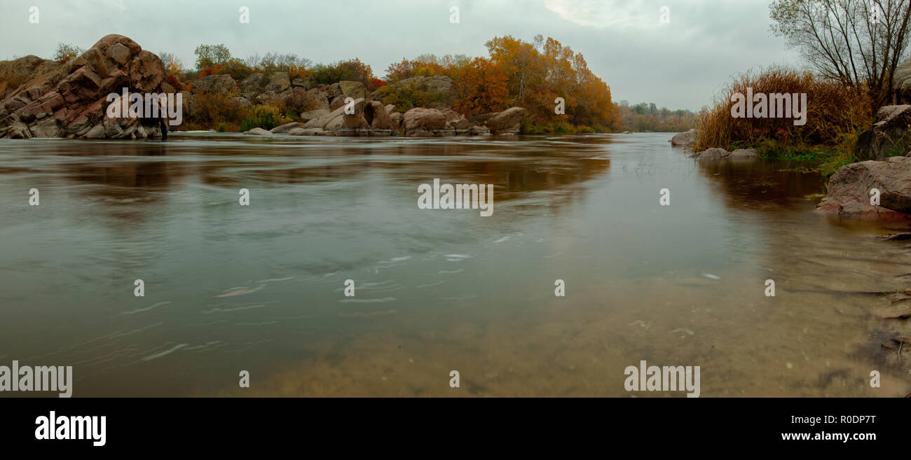 Herbst gelbe Blätter Panorama kleiner Fluss im südlichen Bug Steine Felsen Stockfoto