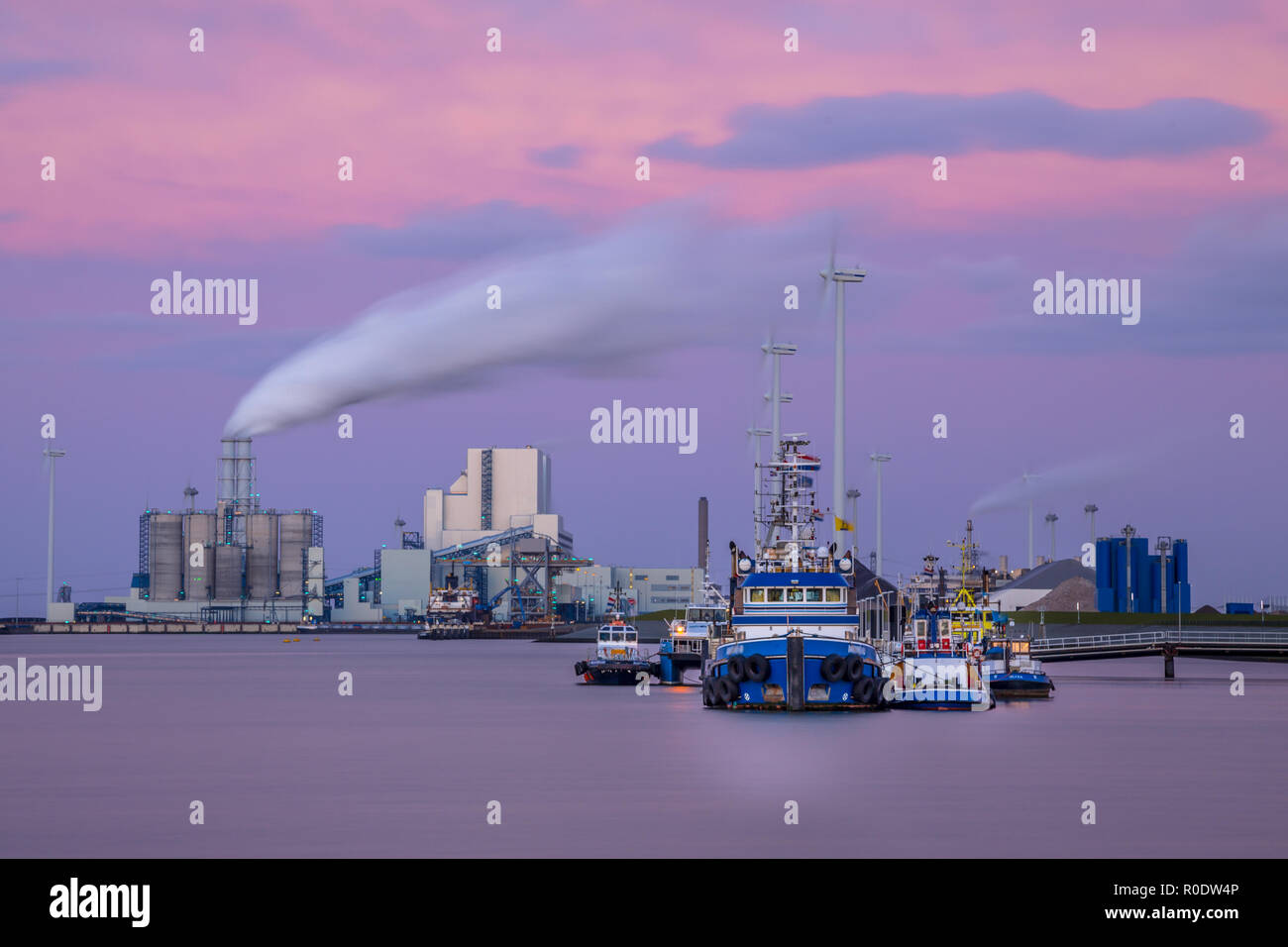 Hafen Eemshaven mit Schiffe am Kai und Schwerindustrie in der Kulisse Stockfoto