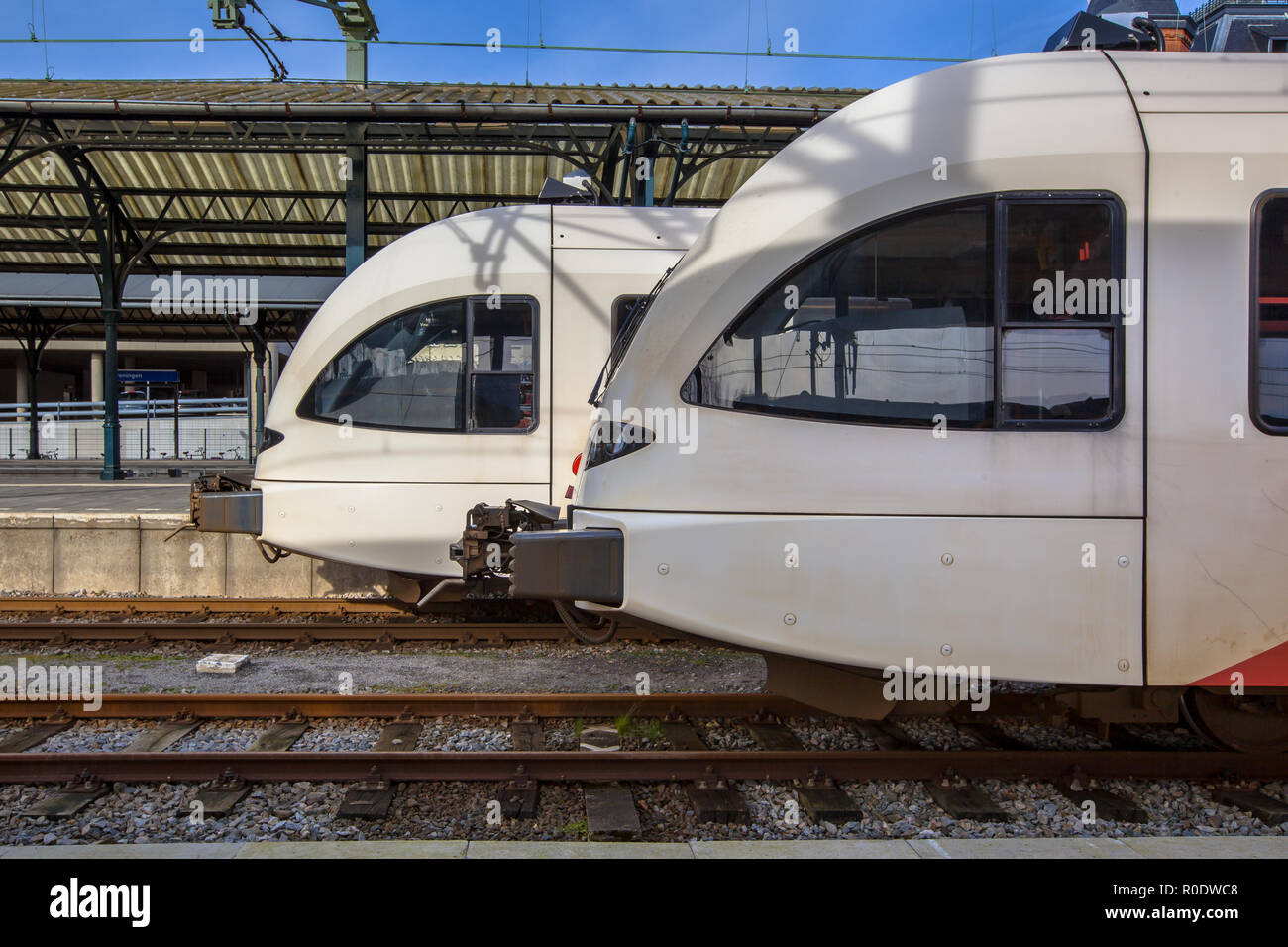 Zwei Stadtbahnen auf Central Station in Groningen am Bahnsteig warten auf Delfzijl zu verlassen. Die Stadtbahnen sind eine einfache und komfortable Stockfoto