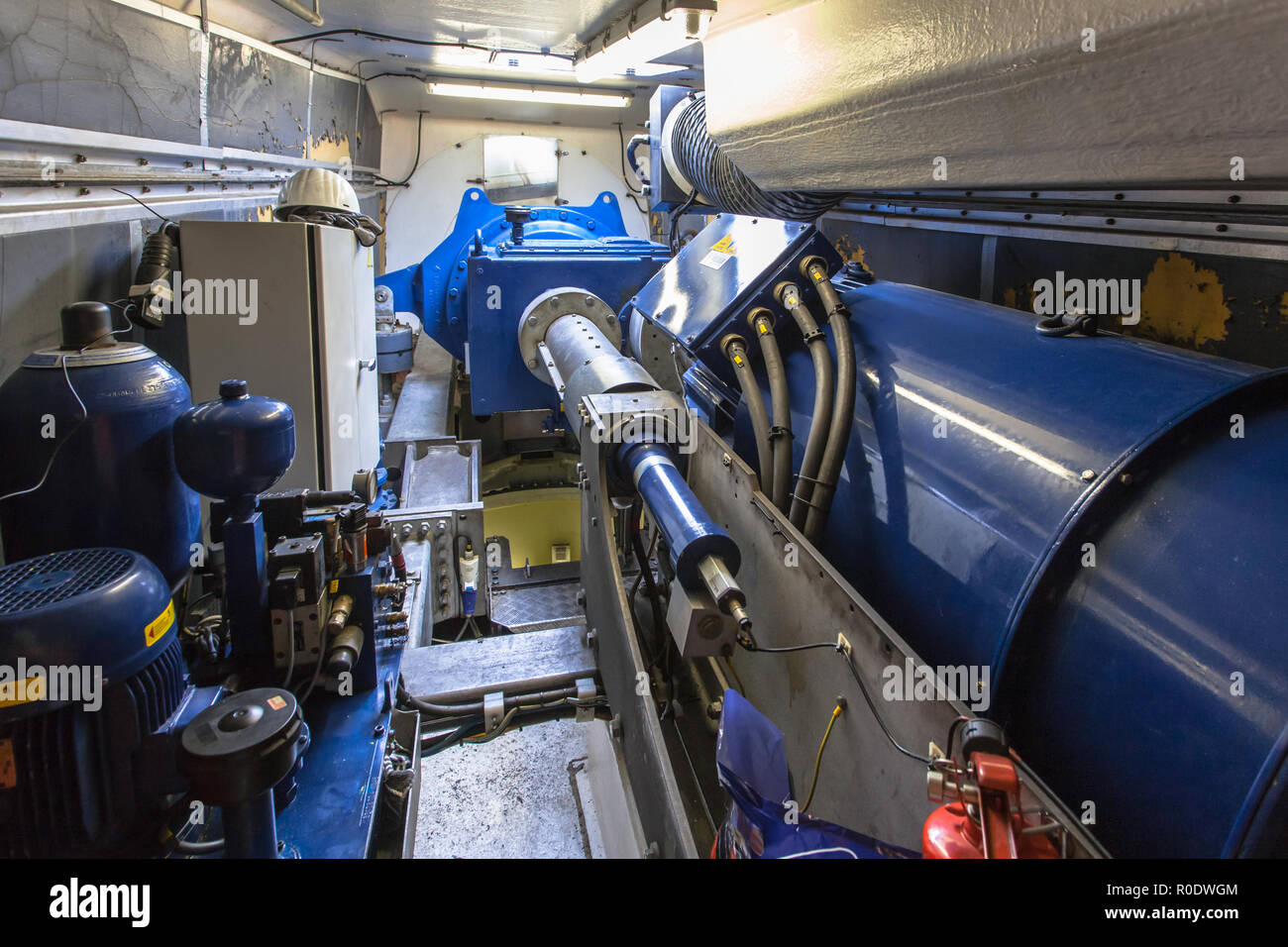 Achse und Generator im Gehäuse einer Windenergieanlage Stockfoto