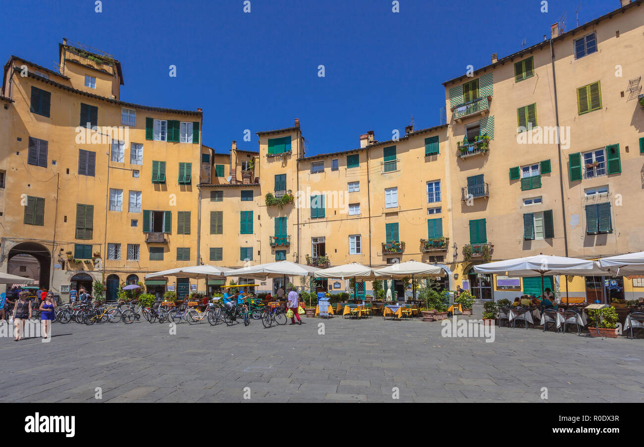 Die berühmte Oval Stadtplatz an einem sonnigen Tag in Lucca, Toskana, Italien Stockfoto