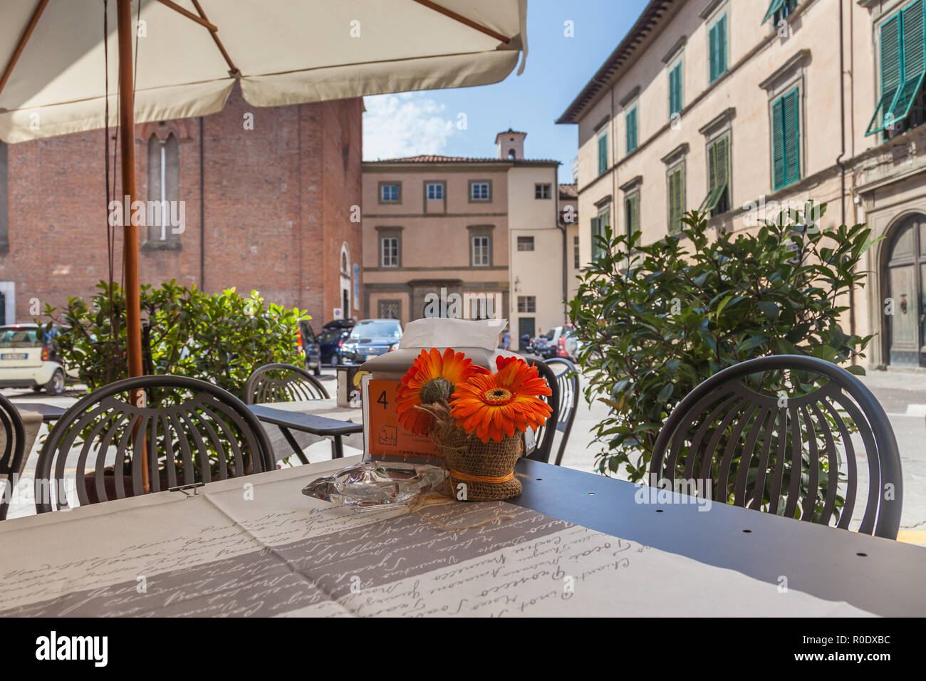 Terrasse Tisch auf der Straße in Lucca, Toskana, Italien Stockfoto