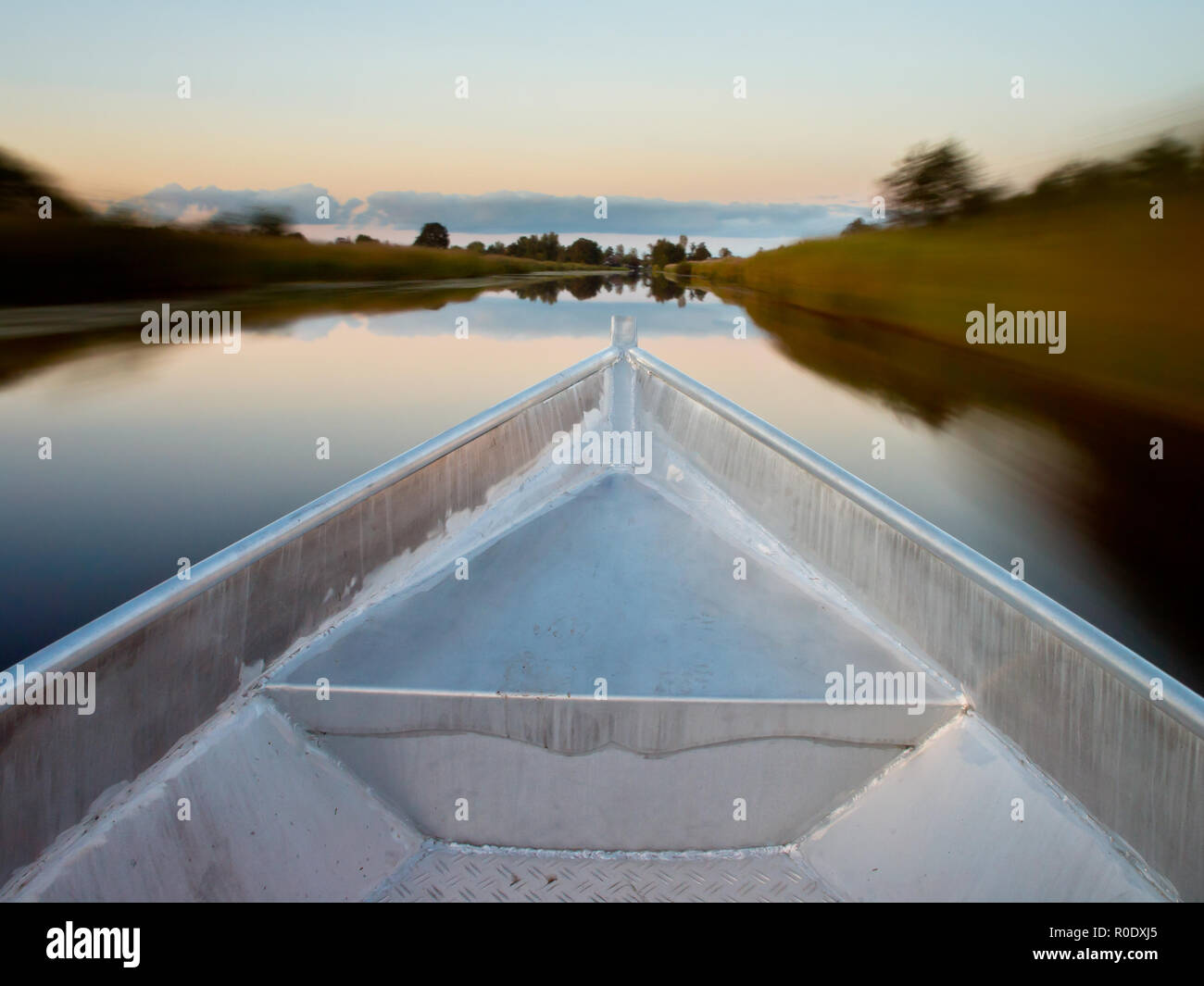 Der Bogen der ein Ruderboot am Abend mit unscharfen Hintergrund Wegen der Bewegung Stockfoto