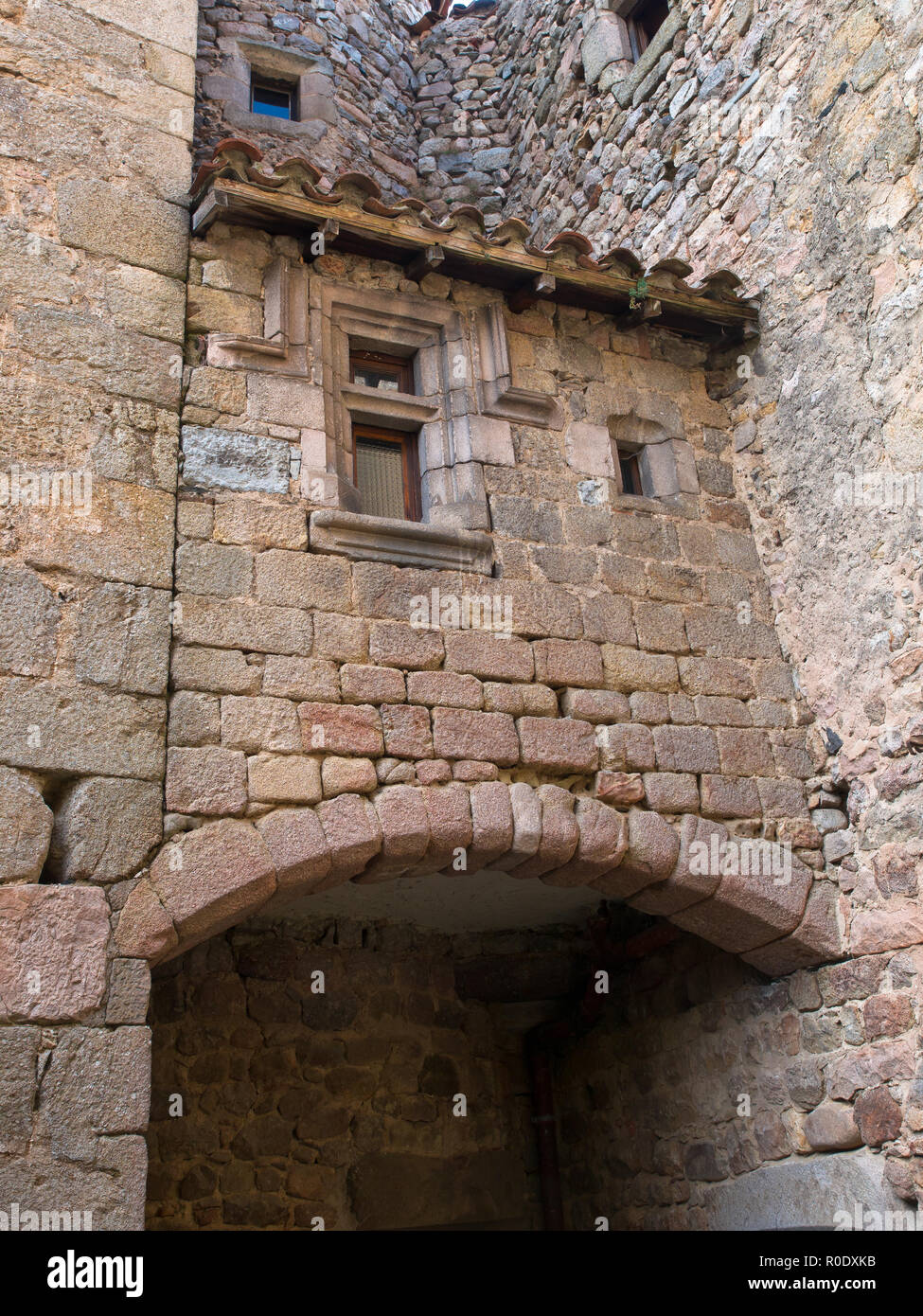 Arch in einem mittelalterlichen gotischen Stil Schloss in Frankreich Stockfoto