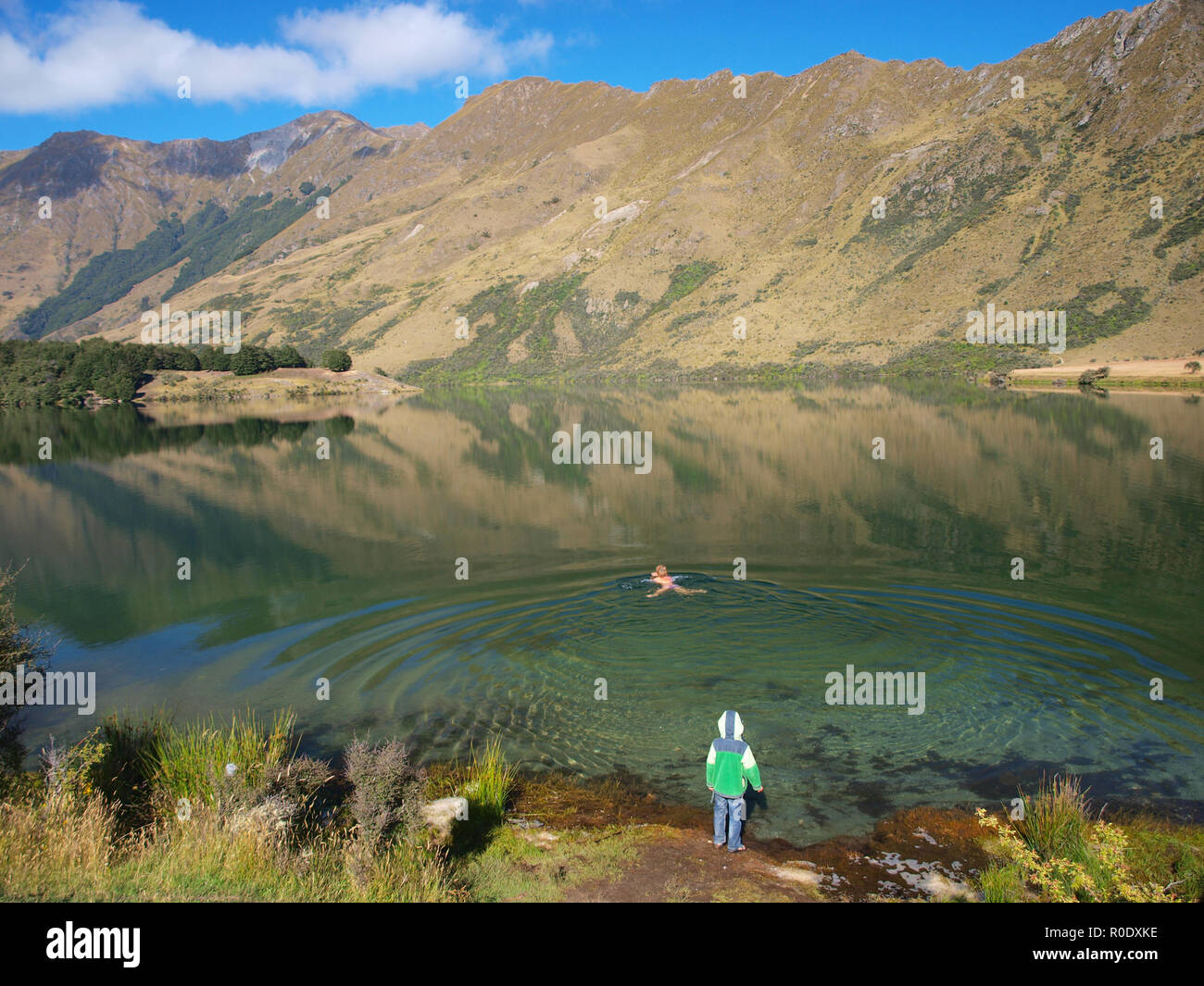Frau Schwimmen in den ruhigen Gewässern von Moke Lake, Queenstown, Neuseeland Stockfoto