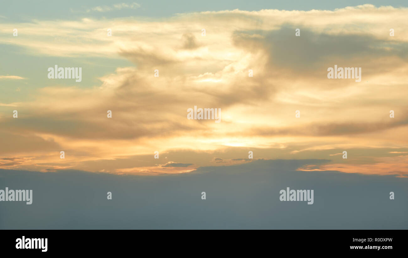 Skyscape am Abend Zeit. Sonnenstrahlen durch die Wolken gelocht Stockfoto
