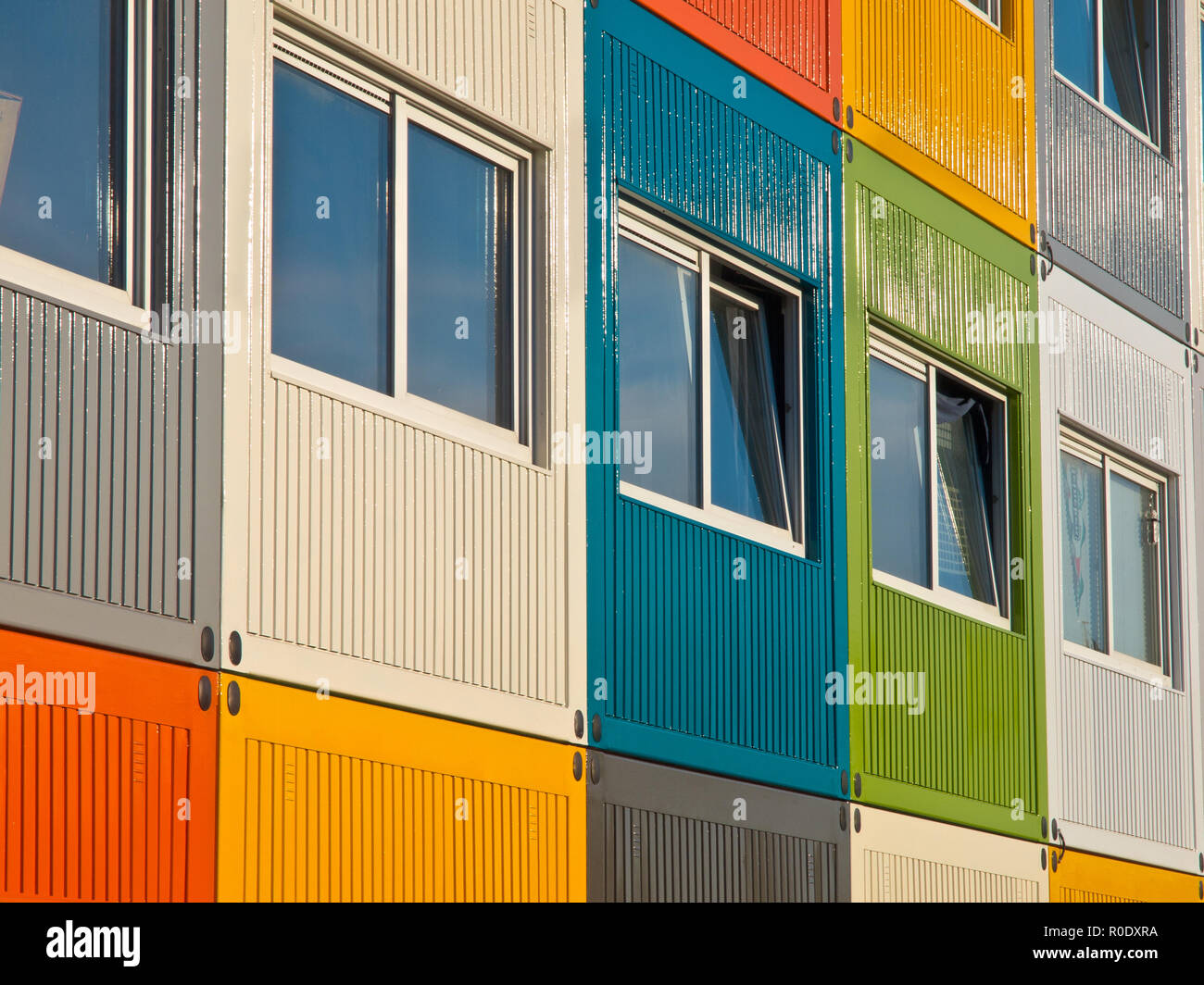 Cargo Container in vielen Farben als Wohnung von Studenten verwendet, um das Problem zu lösen Stockfoto