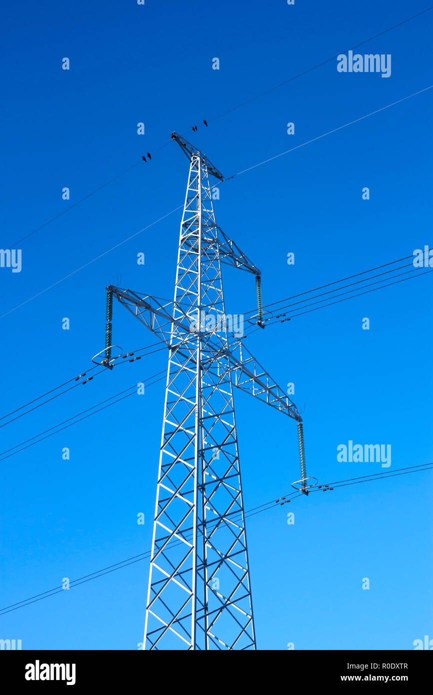 Elektrische Hochspannung metall Säule vor dem Hintergrund des blauen wolkenlosen Himmel Stockfoto