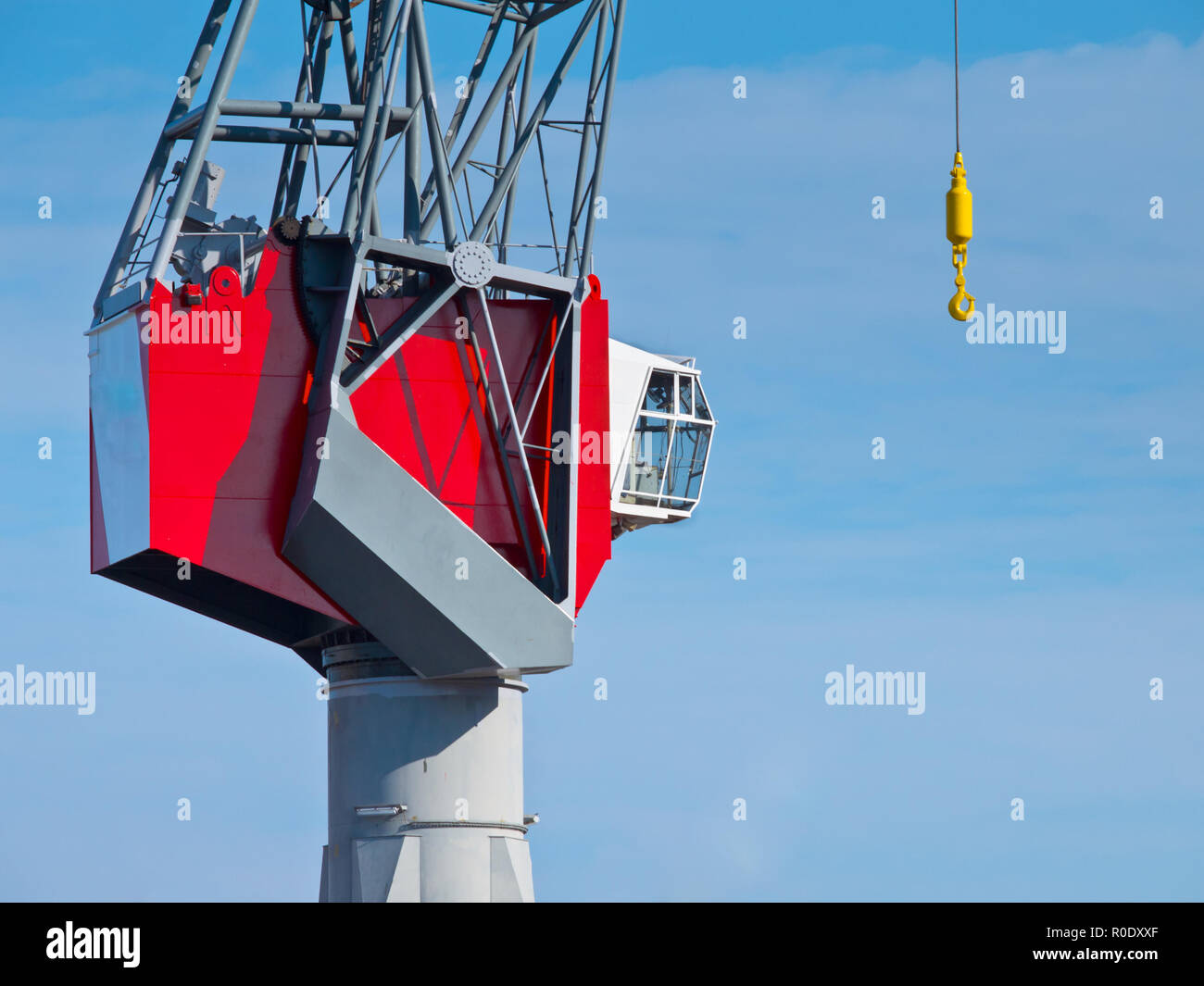 Detail eines Roten modernen Hafen Kran vor blauem Himmel Stockfoto