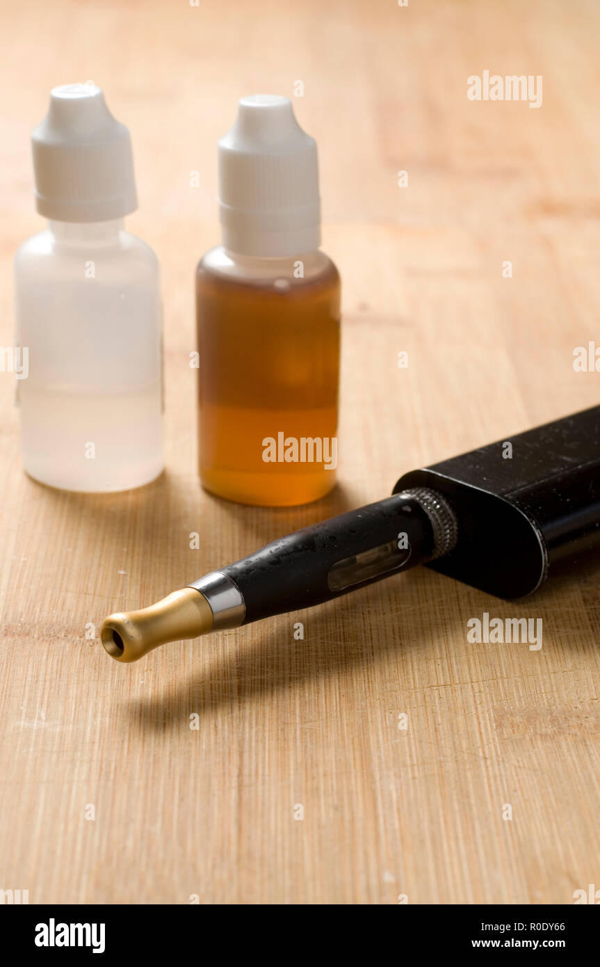 elfbar elfa kaufen Erweiterte Vaping Gerät, E-Zigarette Auf Dem Tisch Lizenzfreie Fotos,  Bilder und Stock Fotografie. Image 63335279 main image 0