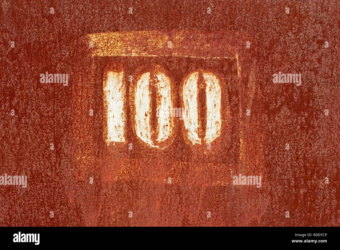 Nummer 100 auf ein altes rostiges Metall oberfläche als Textur lackiert Stockfoto