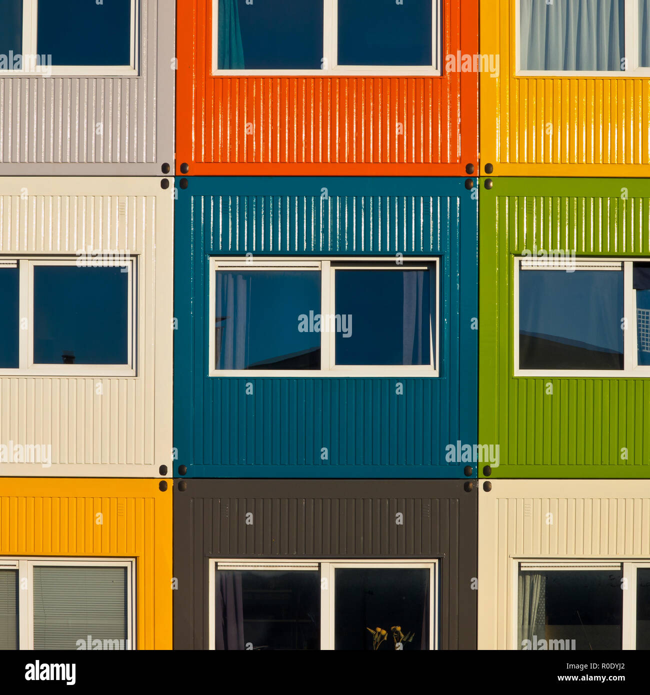 Cargo Container in vielen Farben als Wohnung von Studenten verwendet, um das Problem zu lösen Stockfoto
