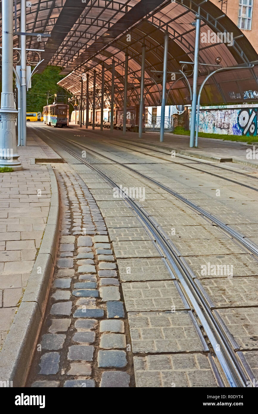 Straßenbahn-Station mit einem Vordach in der Innenstadt von Lviv, Ukraine Stockfoto