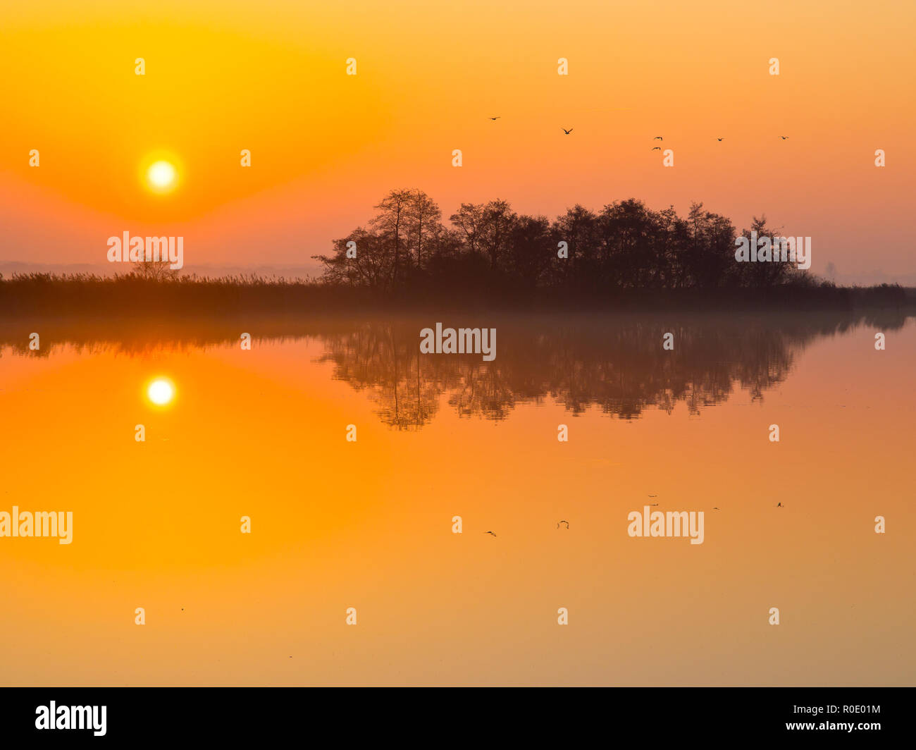 Der Sonnenuntergang ist Reflexion im Spiegel wie See Stockfoto