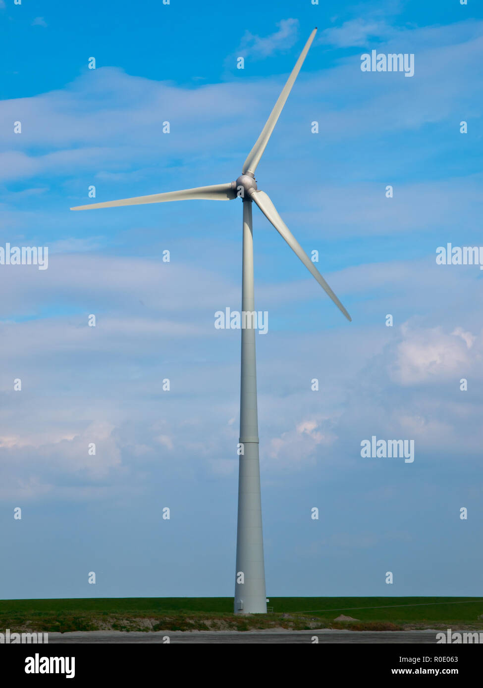 Windenergieanlage aufgehellt, die von Sunbeam Stockfoto