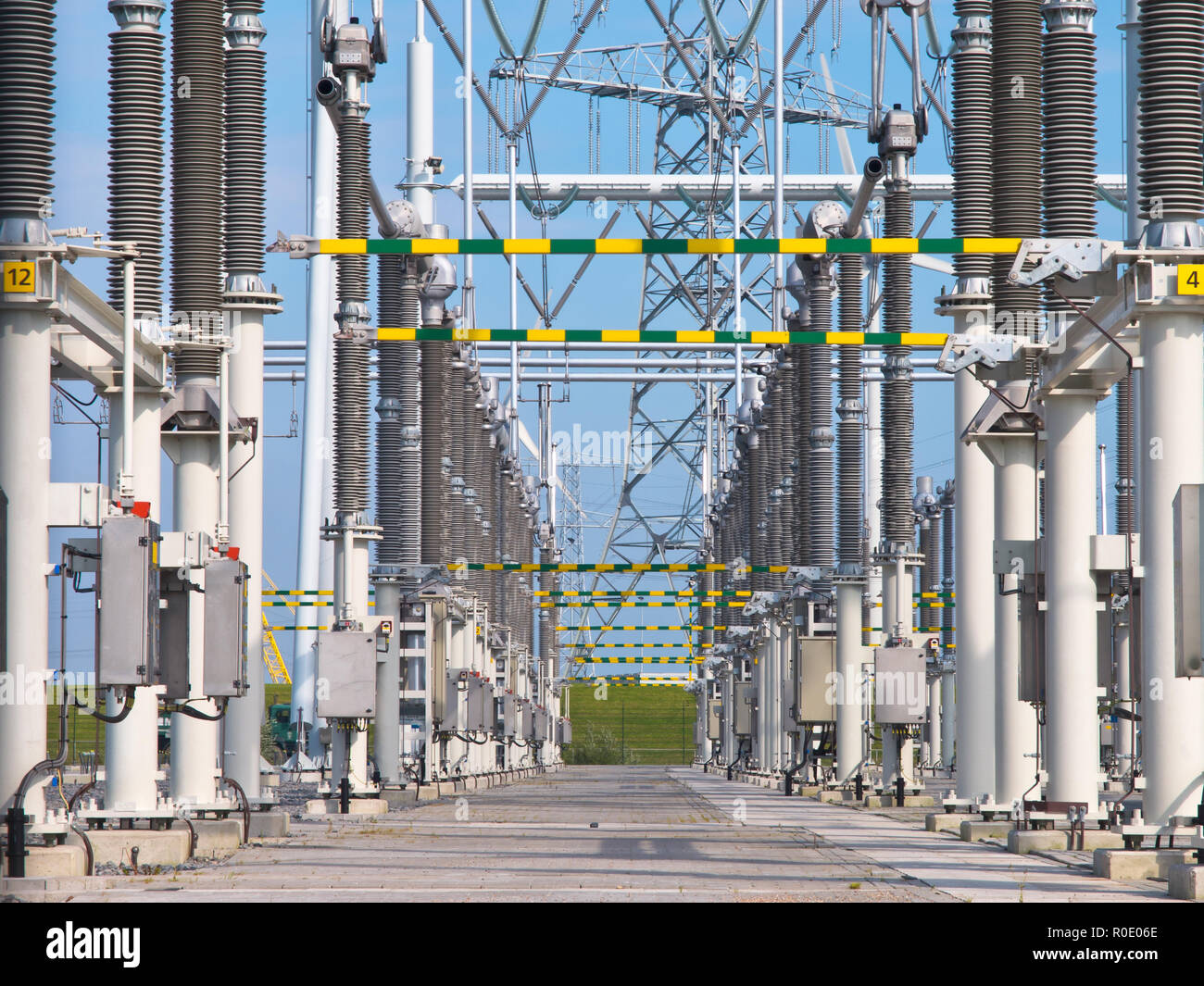 Moderne high voltage Transformation power station für elektrische Industrie mit mehreren Transformatoren Stockfoto