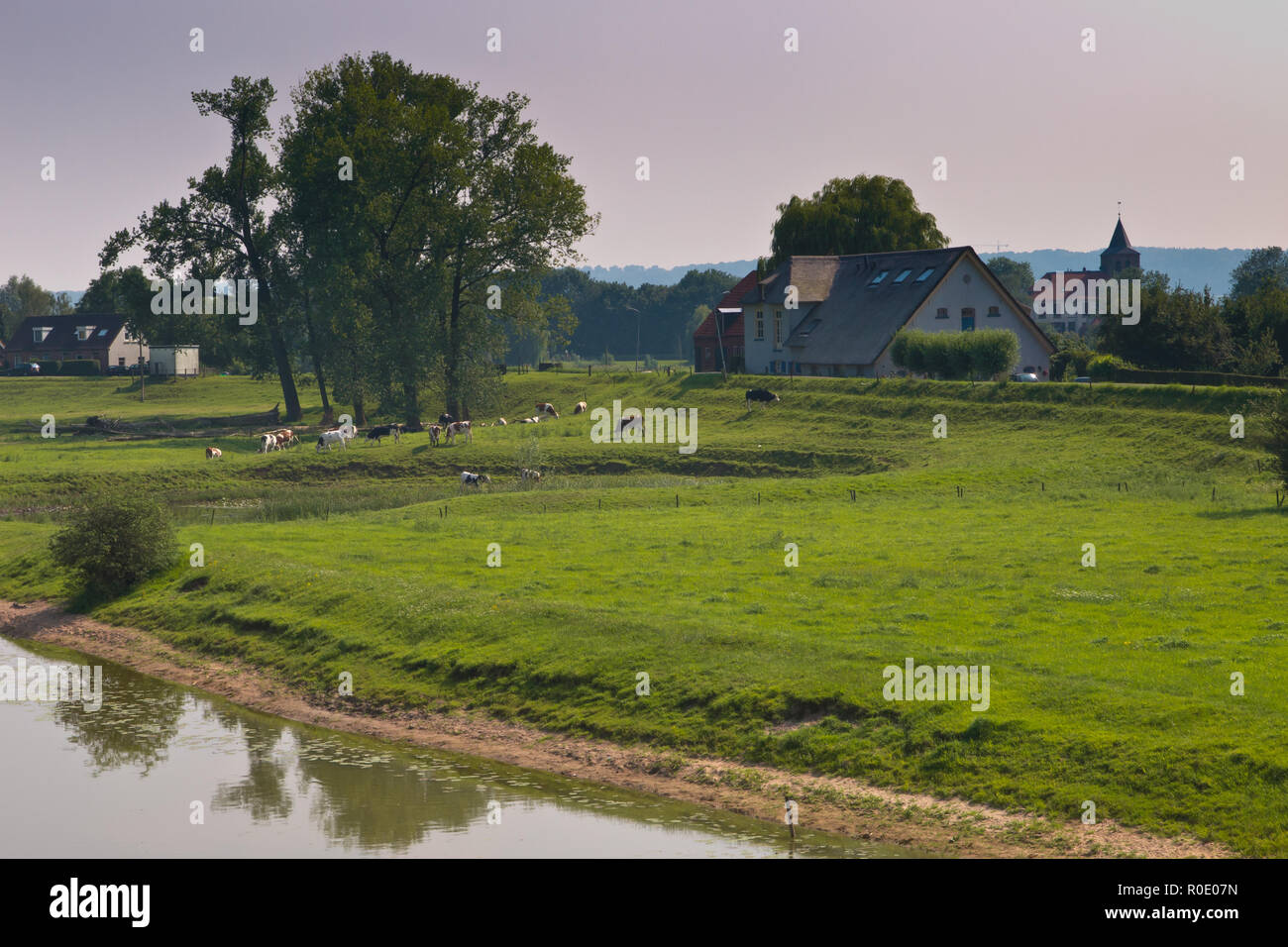 Alte vintage Gebäude in europäischen Auenlandschaft Stockfoto