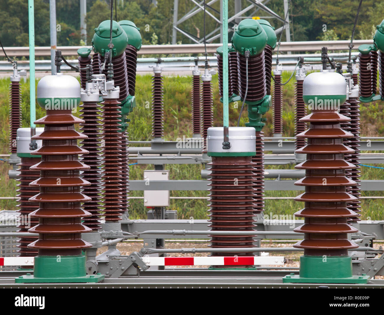 Industriellen keramischen Isolatoren auf einem hohen Power Transformation site Stockfoto