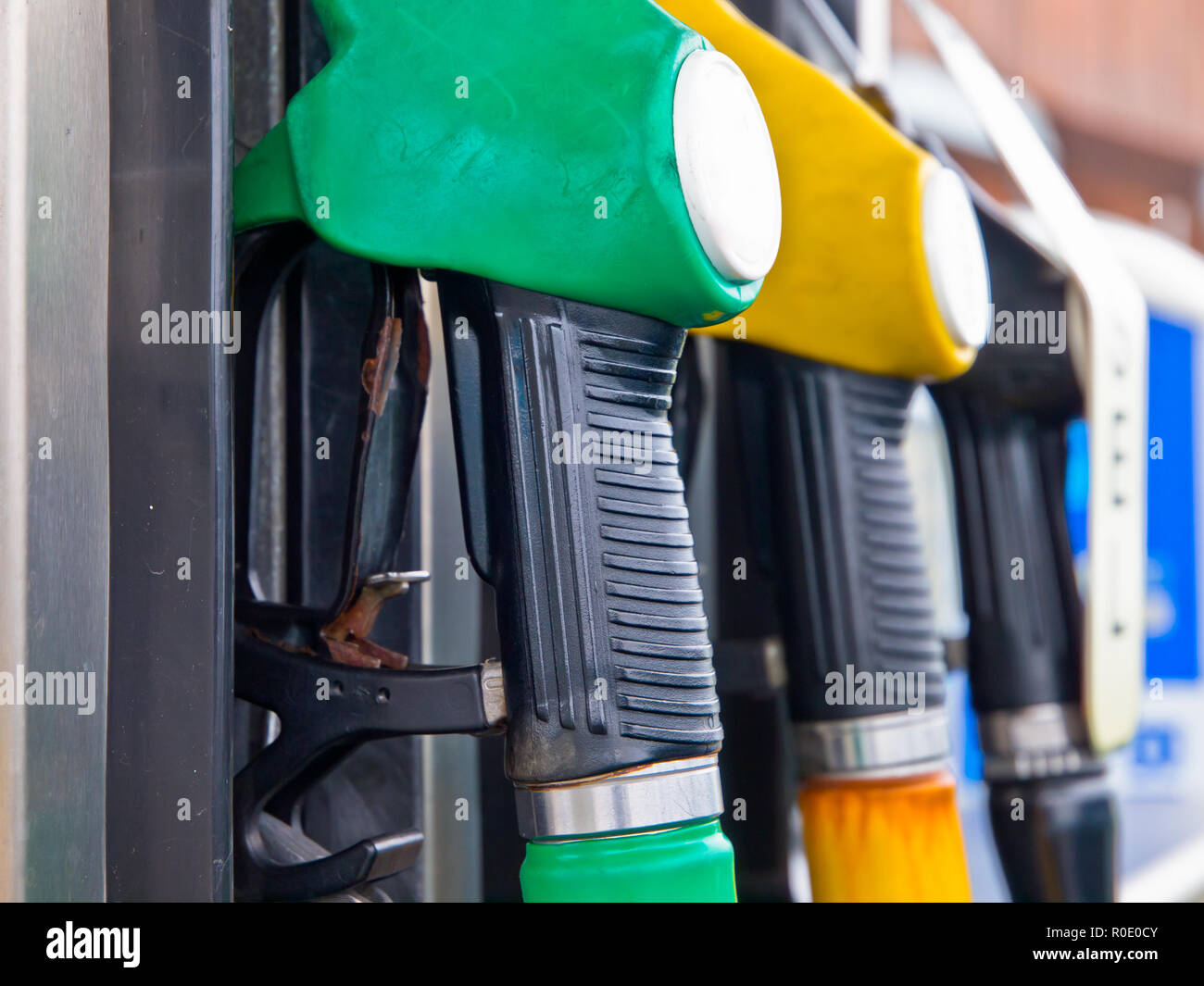 Kraftstoffpumpe Düsen in einer Tankstelle Stockfoto