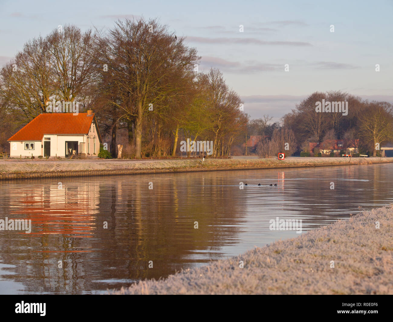 Een koude Wintermorgen aan het Noord Willemskanaal in Drenthe Stockfoto