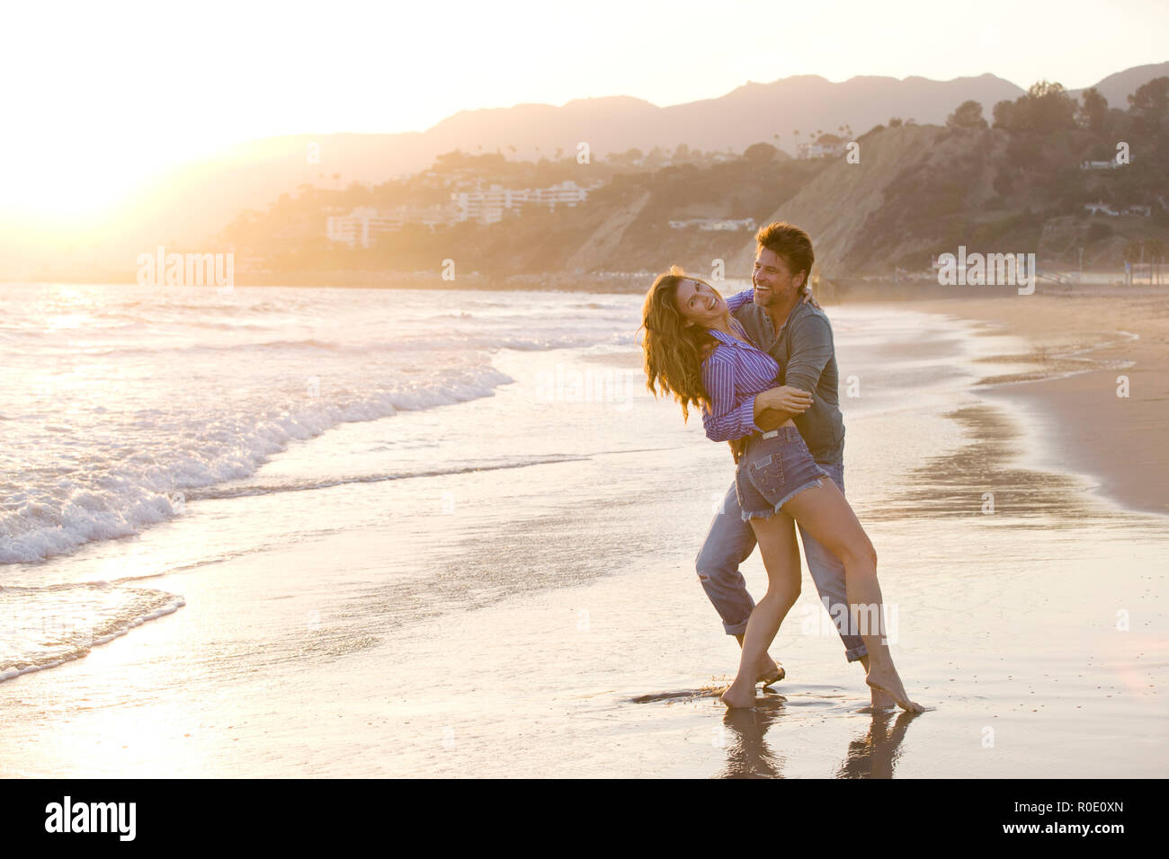 Sorglos Mid-Adult Ehepaar am Strand Stockfoto