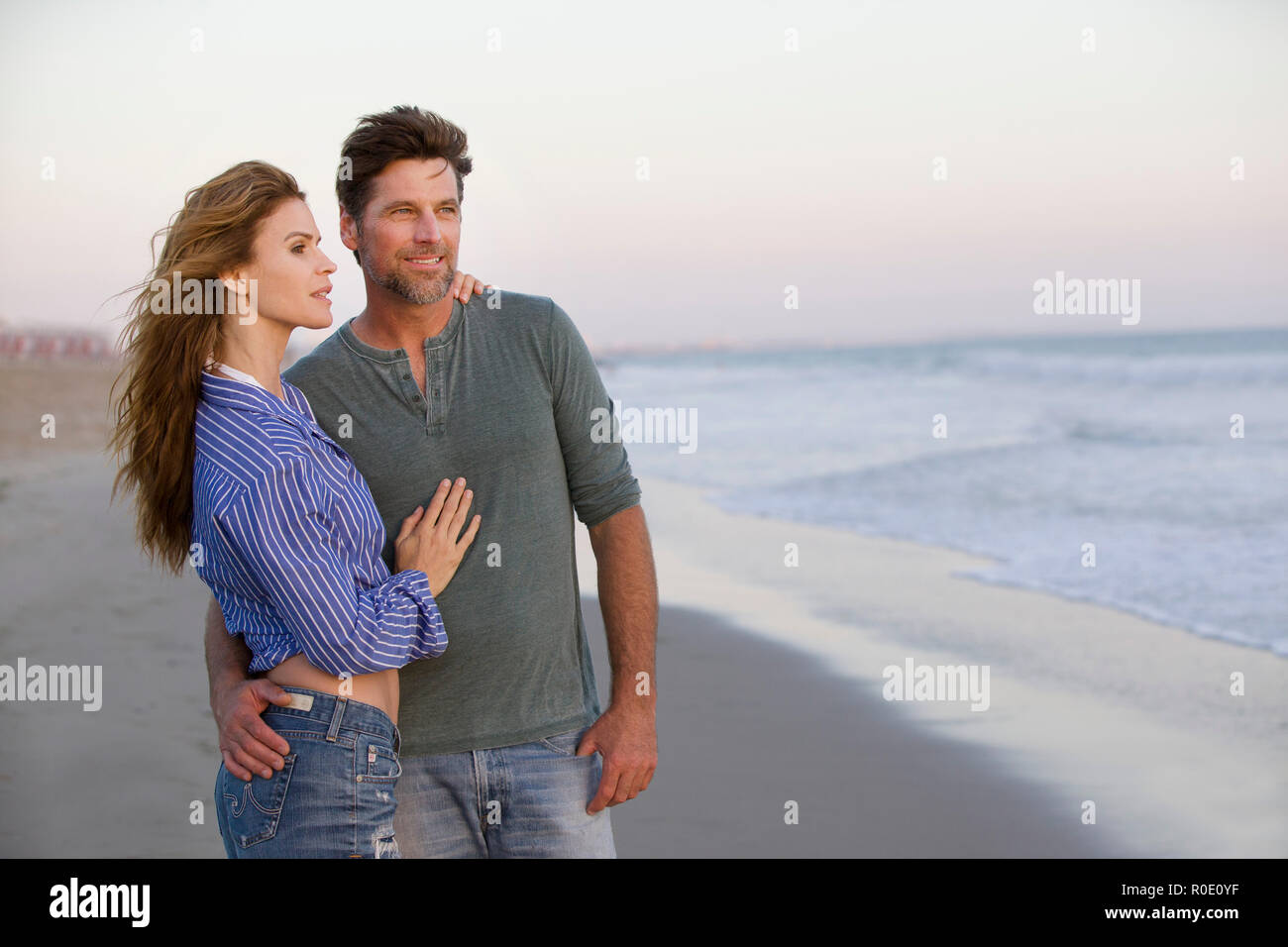 Halber Baulänge Portrait von Mid-Adult Paar an den Blick auf den Ozean Stockfoto