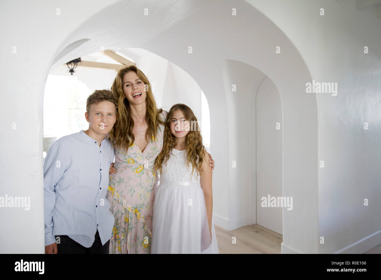 Portrait von Mutter und ihre zwei Kinder zu Hause Stockfoto