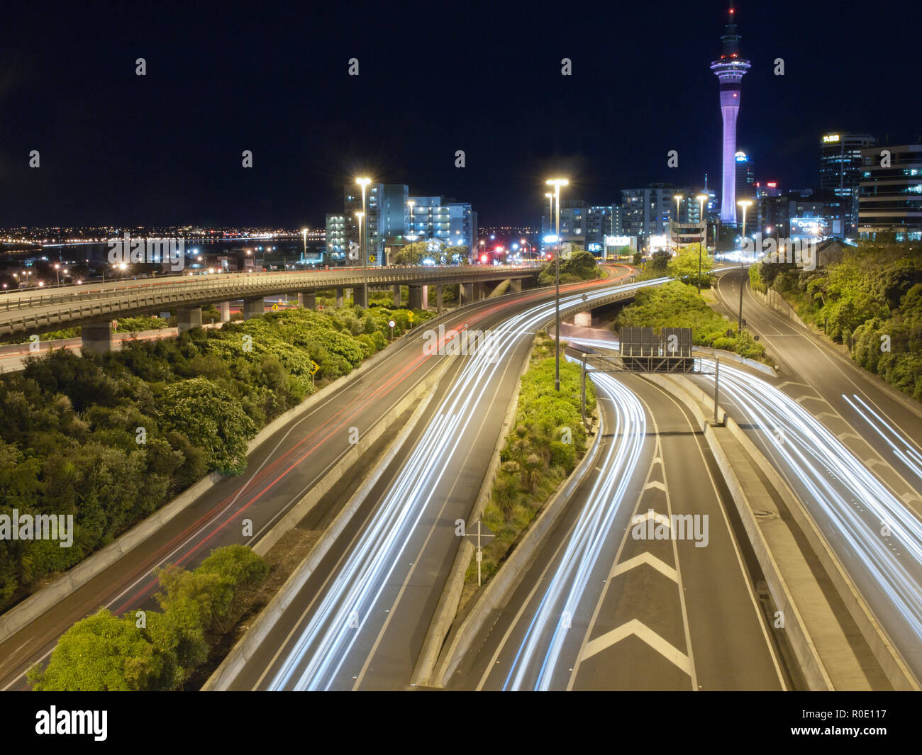 Nacht Verkehr in Auckland, Neuseeland Stockfoto