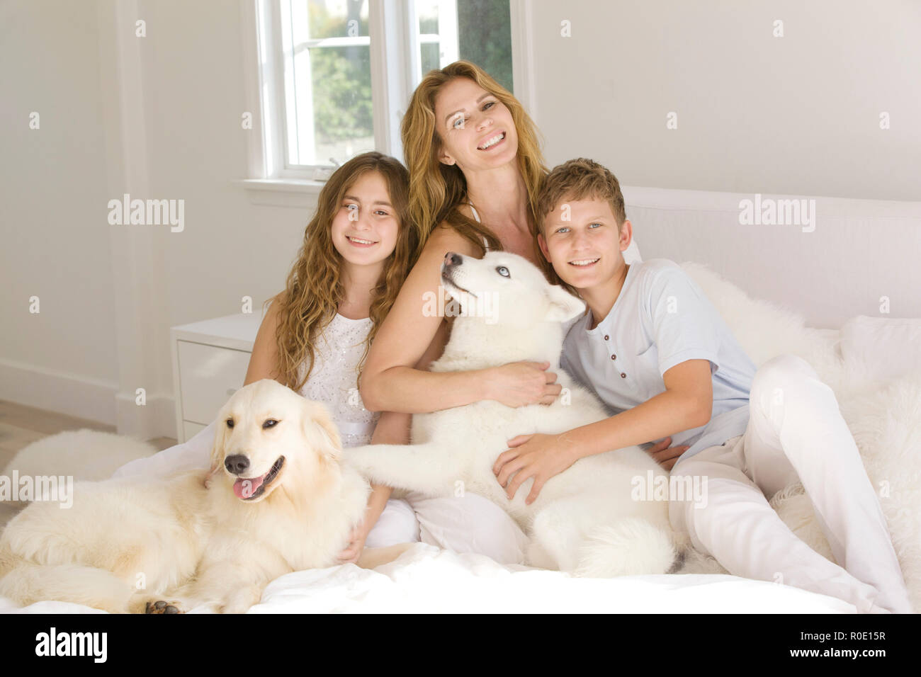Happy Family Portrait von Mutter mit zwei kleinen Kindern und Hunden II. Stockfoto