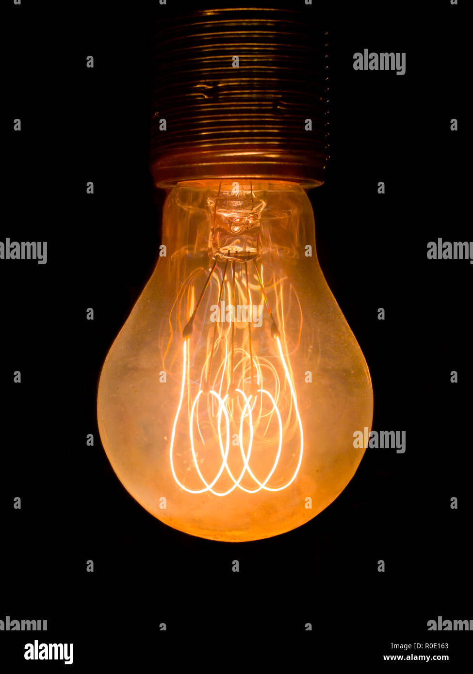 Alte verstaubte Lampe, die im Dunkeln leuchten Stockfoto