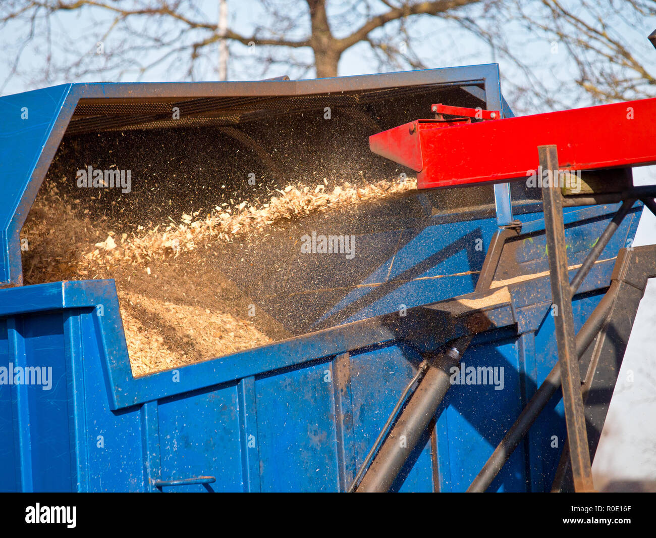 Wood Chipper Füllmaschine Zurück von Lkw mit Hackschnitzeln Stockfoto