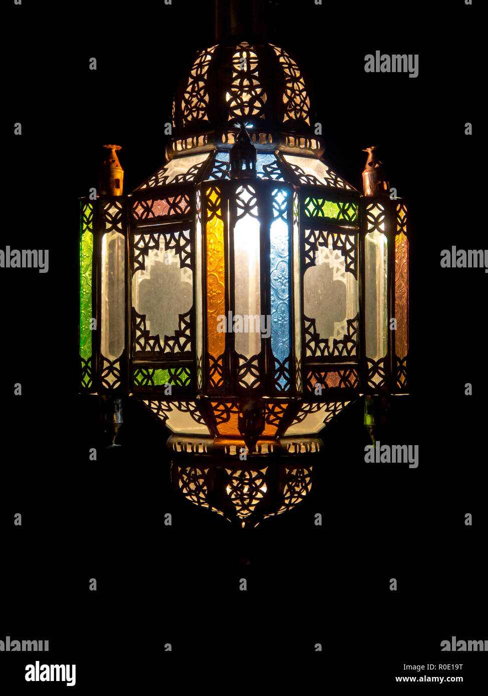 Bunte arabische Lampe aus Metall und Glas mit abstrakten Motiv. Platz kopieren Stockfoto