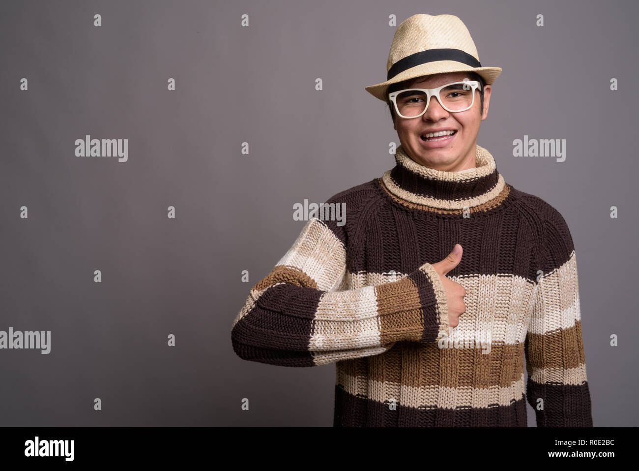 Stilvolle jungen asiatischen Teenager tragen warme Kleidung gegen gr Stockfoto