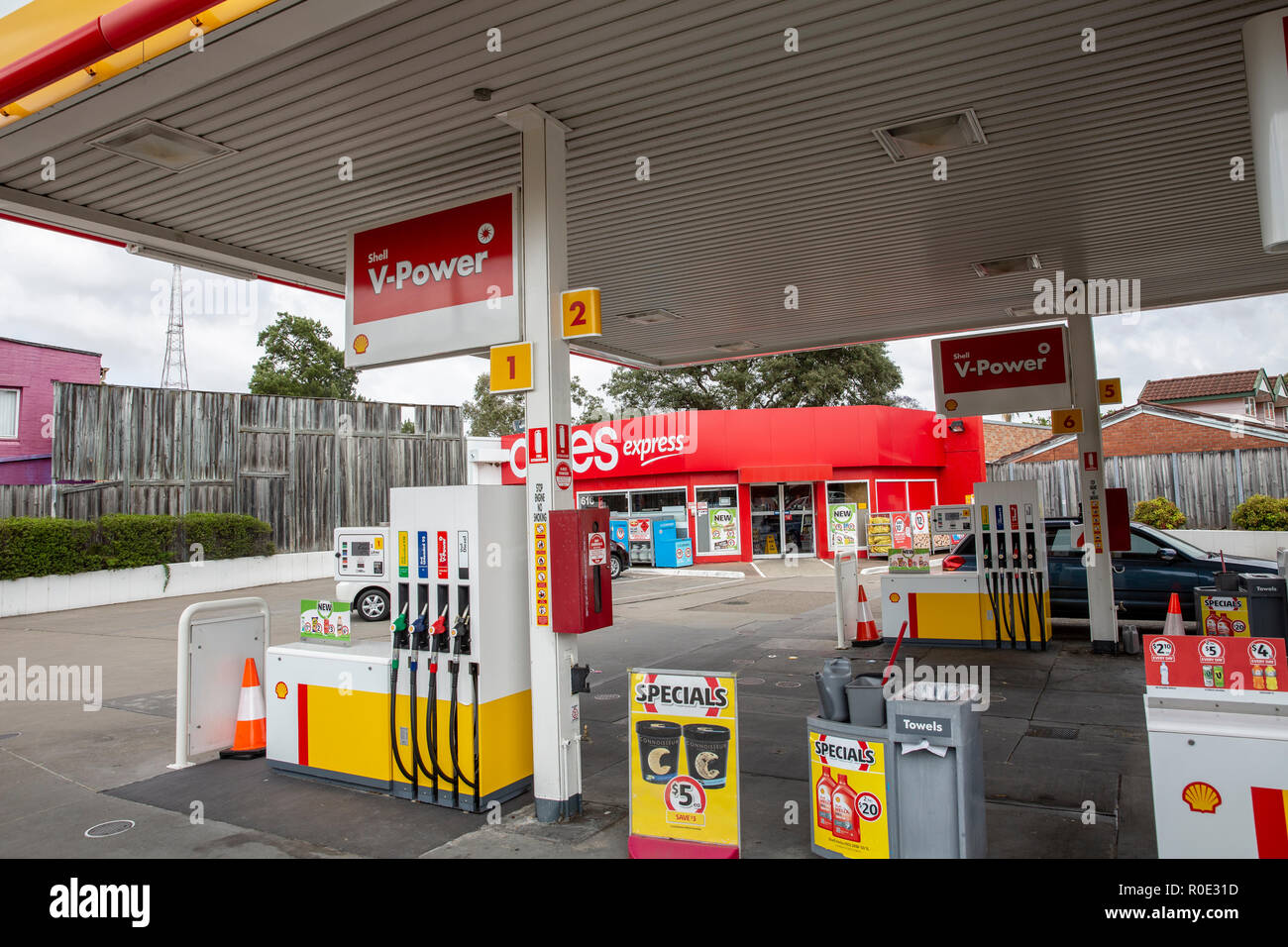 Shell und Coles Express betriebenen Tankstelle in Sydney, Australien Stockfoto