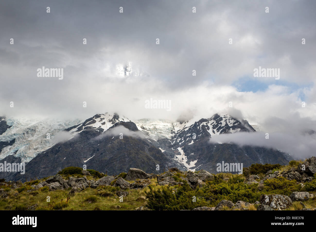 Wolken Rollen in über schneebedeckte Berge im Nationalpark Stockfoto