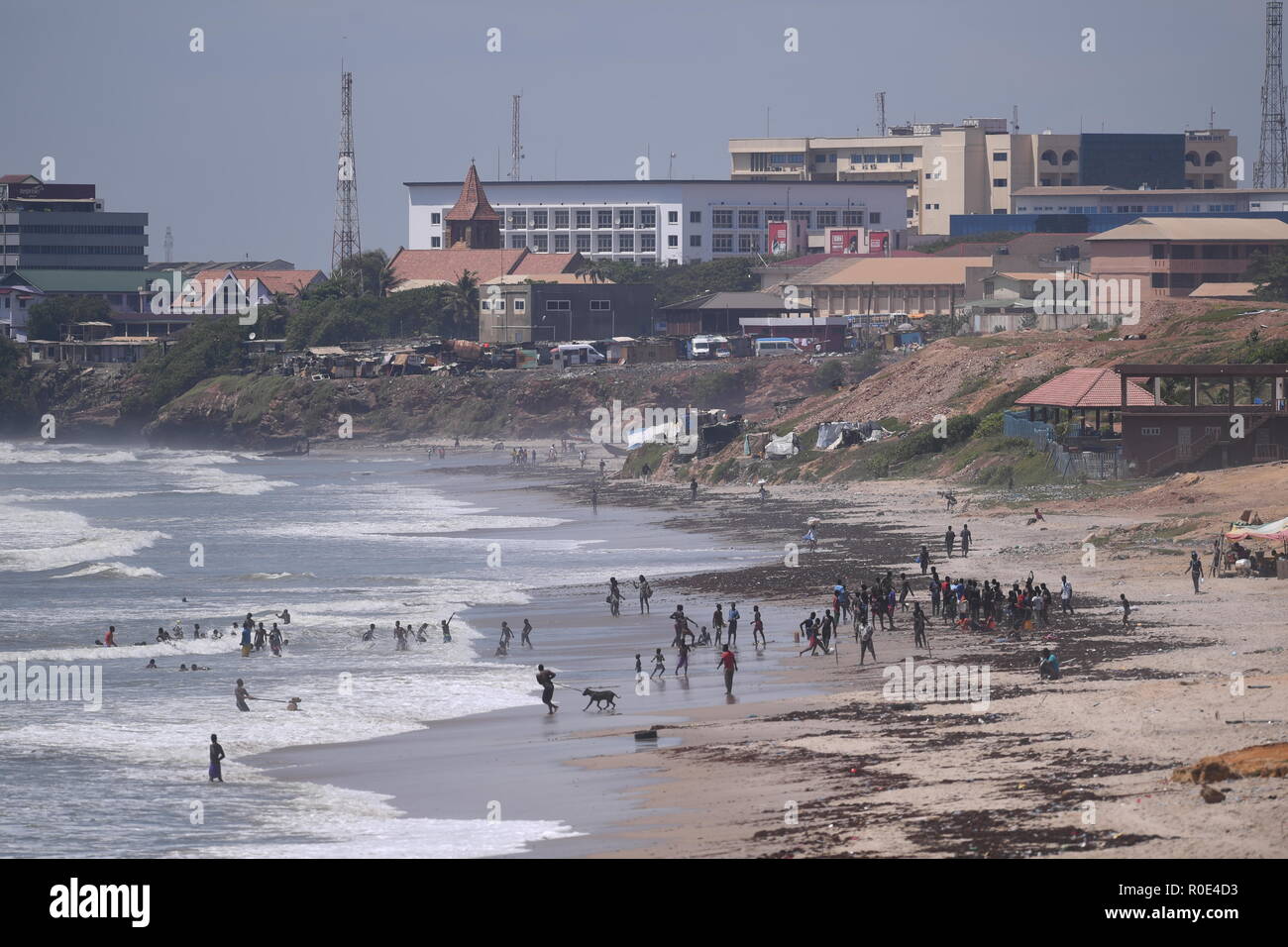 Die Leute am Strand an Osu Castle in Accra, Ghana, vor einem Besuch durch den Prinzen von Wales Am vierten Tag seiner Reise nach Westafrika mit der Herzogin von Cornwall. Stockfoto