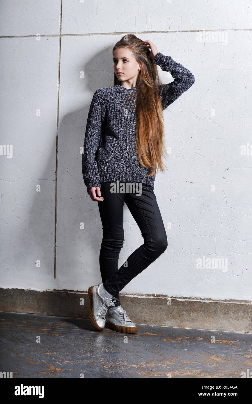 Mode Teenager Stehendes Madchen Lehnte Sich Zuruck Gegen Einen Weissen Betonwand Stilvolle Attraktive Hipster Girl 12 Jahre Hand Heben Haar Holding Posieren Schones Modell Serie Von Fotos Stockfotografie Alamy