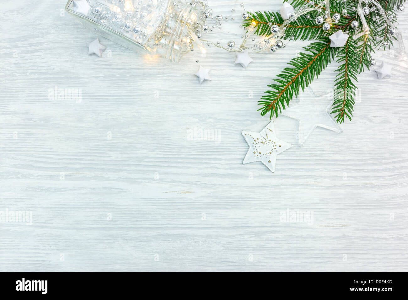 Weihnachtsdekoration Elemente auf Grüne Tanne Zweig. rustikal Hintergrund. Flach Stockfoto