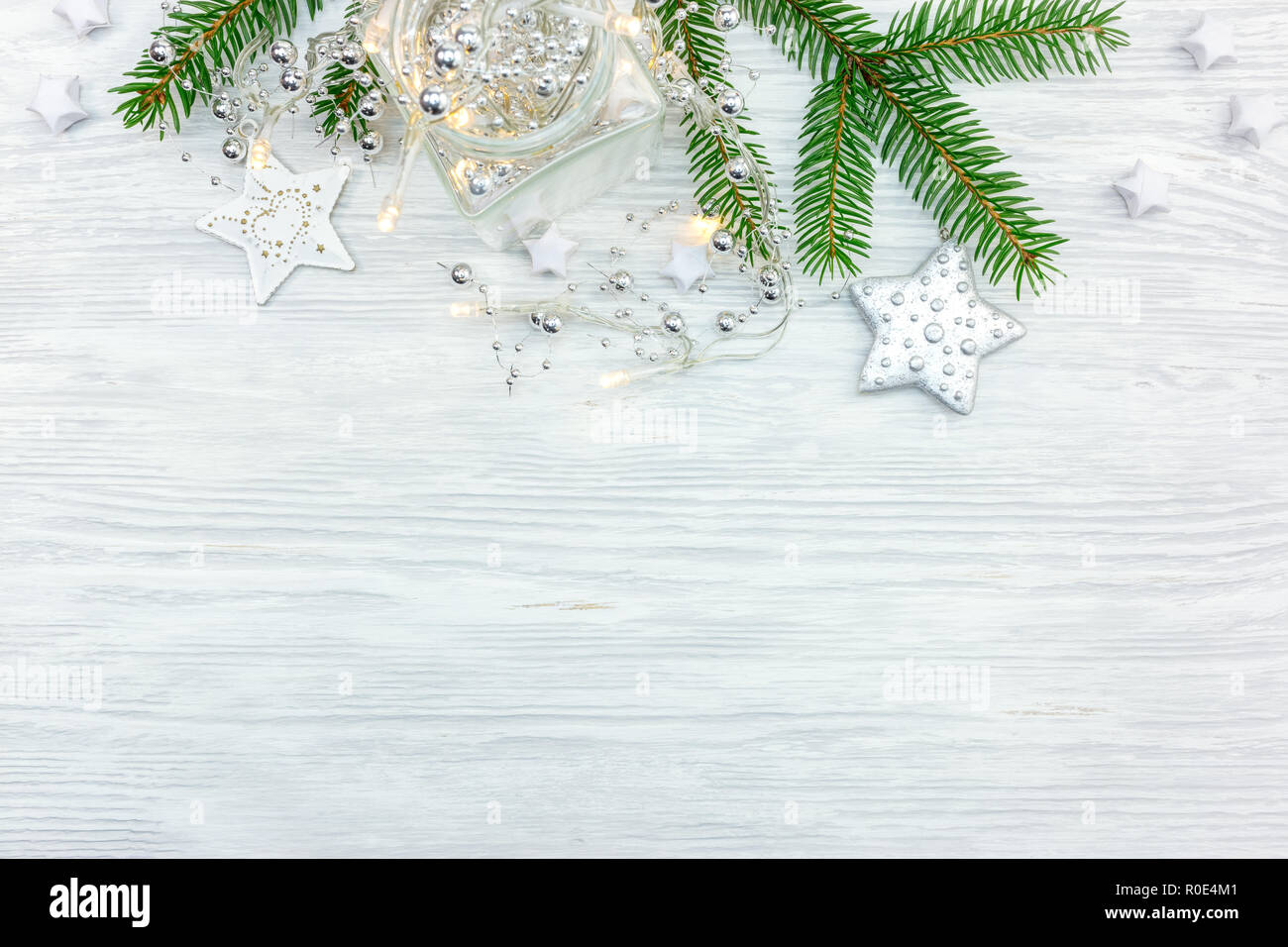 Weihnachtsschmuck, girlande Lichter und Sterne auf Grüne Tanne Zweig. Flach Stockfoto