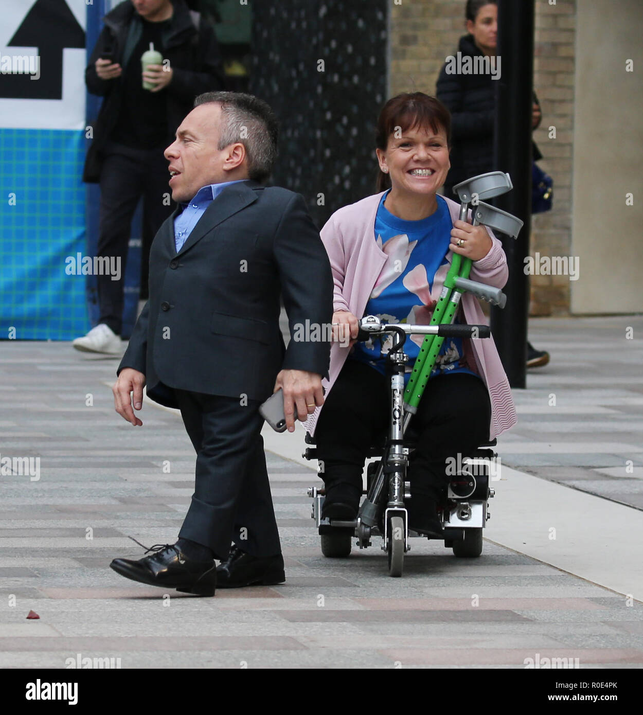 Warwick Davis mit seiner Frau Samantha Davis außerhalb ITV Studios mit: Warwick Davis, Samantha Davis Wo: London, Vereinigtes Königreich, wenn: 04 Okt 2018 Credit: Rocky/WENN.com Stockfoto